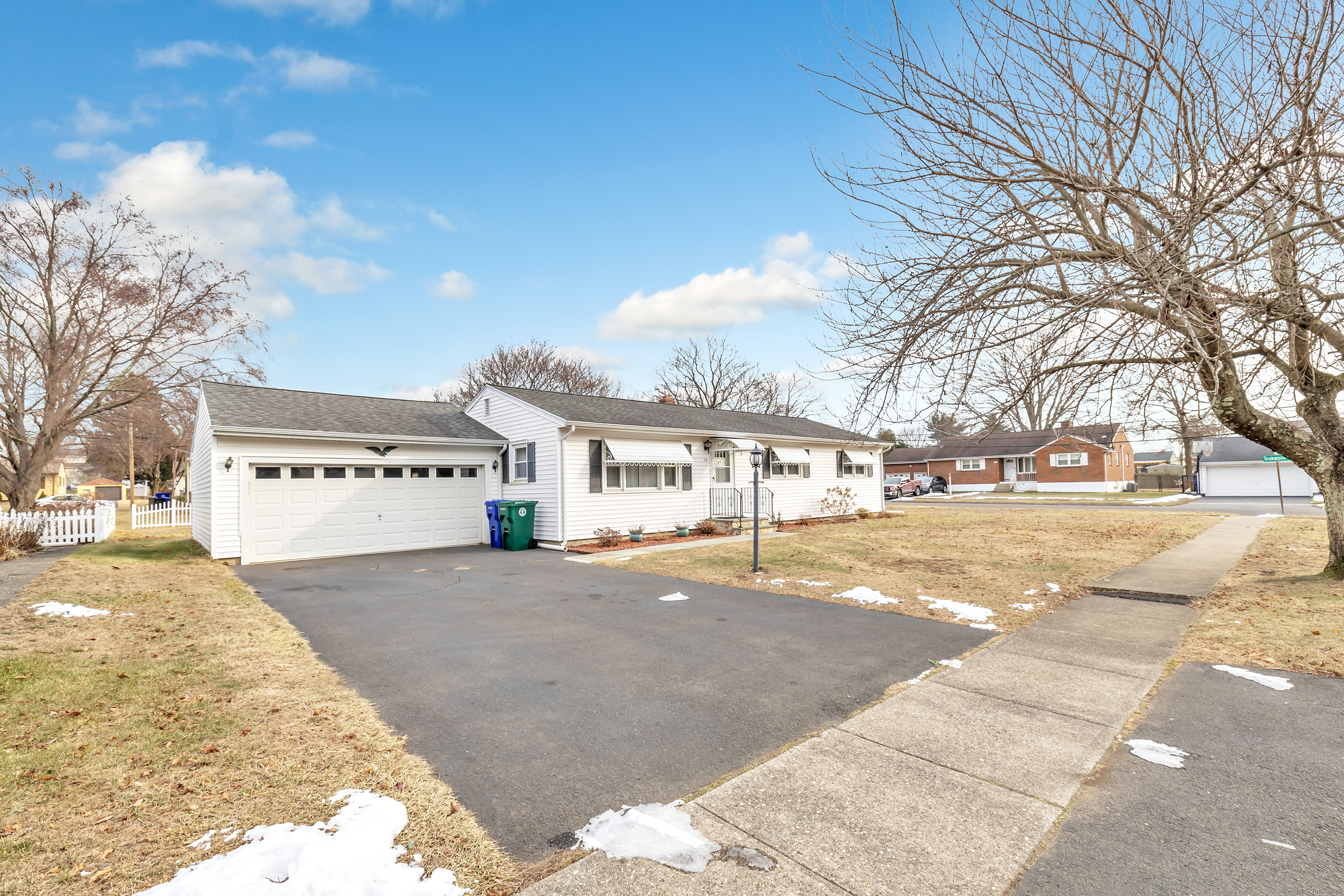 Rental Property at Glenn Drive, Stratford, Connecticut - Bedrooms: 3 
Bathrooms: 1 
Rooms: 5  - $3,350 MO.