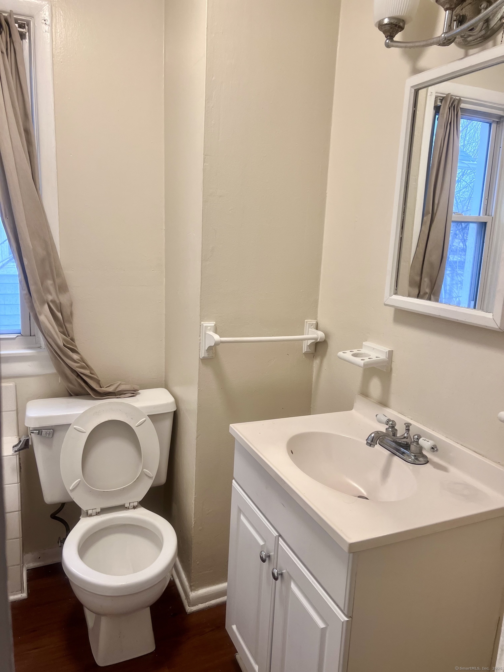 Front Avenue 1B, West Haven, Connecticut - 2 Bedrooms  
1 Bathrooms  
4 Rooms - 