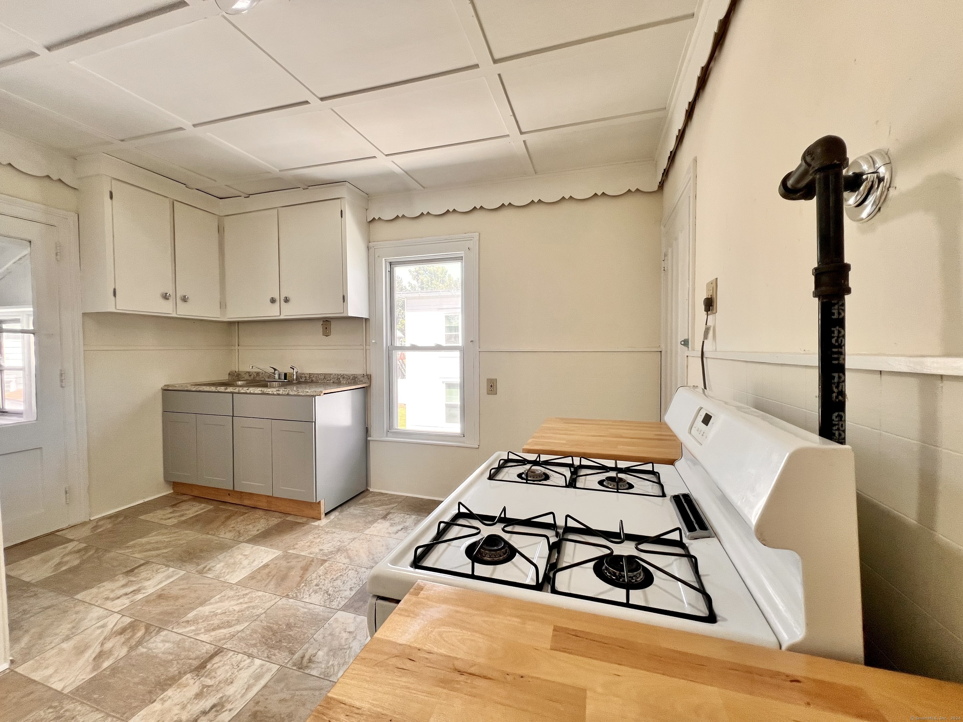 Rental Property at 47 Holbrook Street 2, Ansonia, Connecticut - Bedrooms: 1 
Bathrooms: 1 
Rooms: 5  - $1,350 MO.