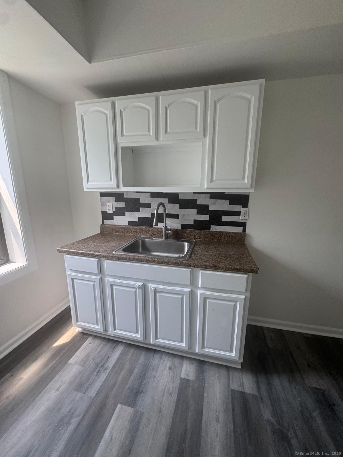 Rental Property at Pembroke Street 3E, Bridgeport, Connecticut - Bedrooms: 2 
Bathrooms: 1 
Rooms: 5  - $1,800 MO.