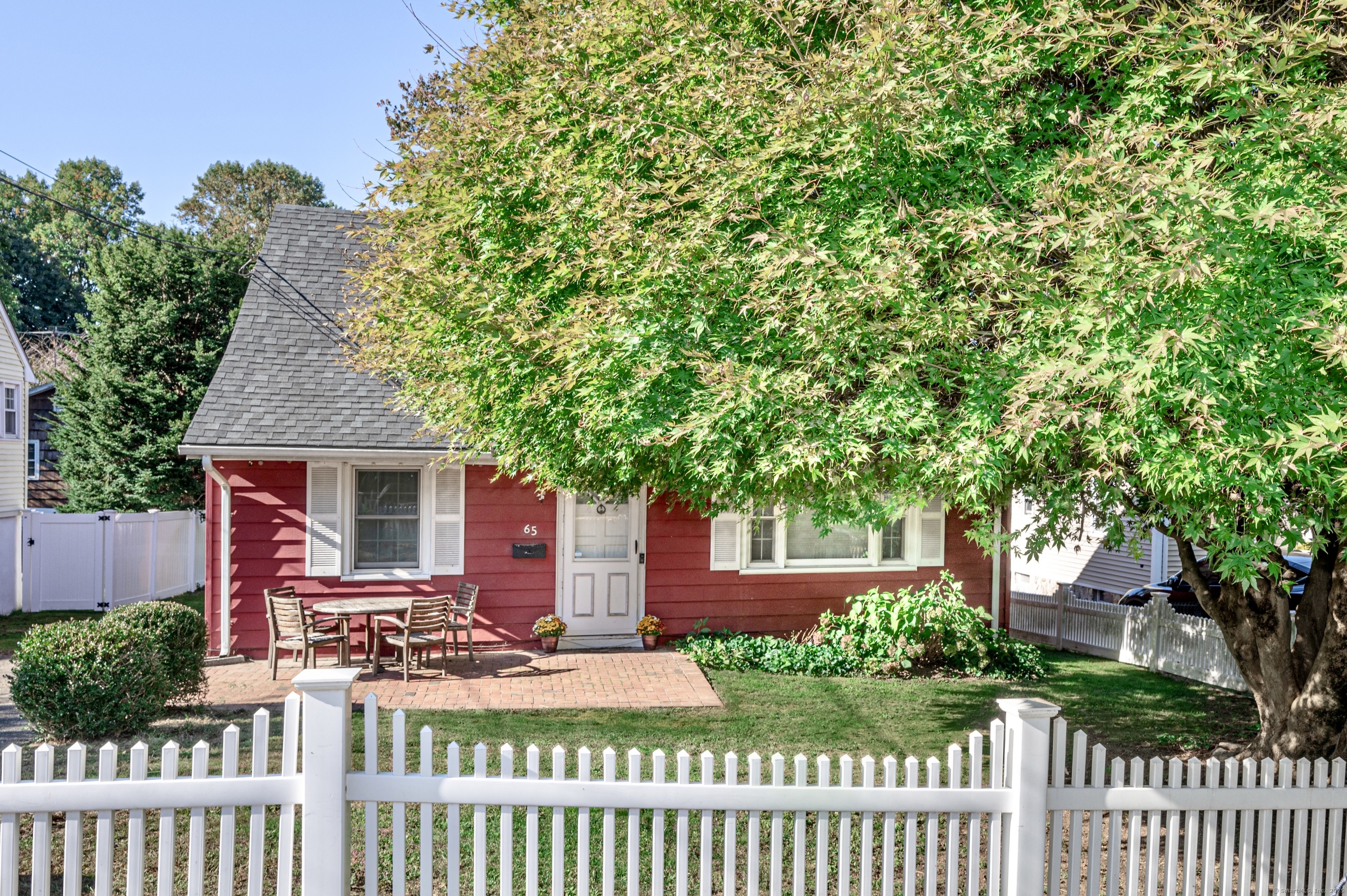 Rena Place, Fairfield, Connecticut - 4 Bedrooms  
2 Bathrooms  
7 Rooms - 