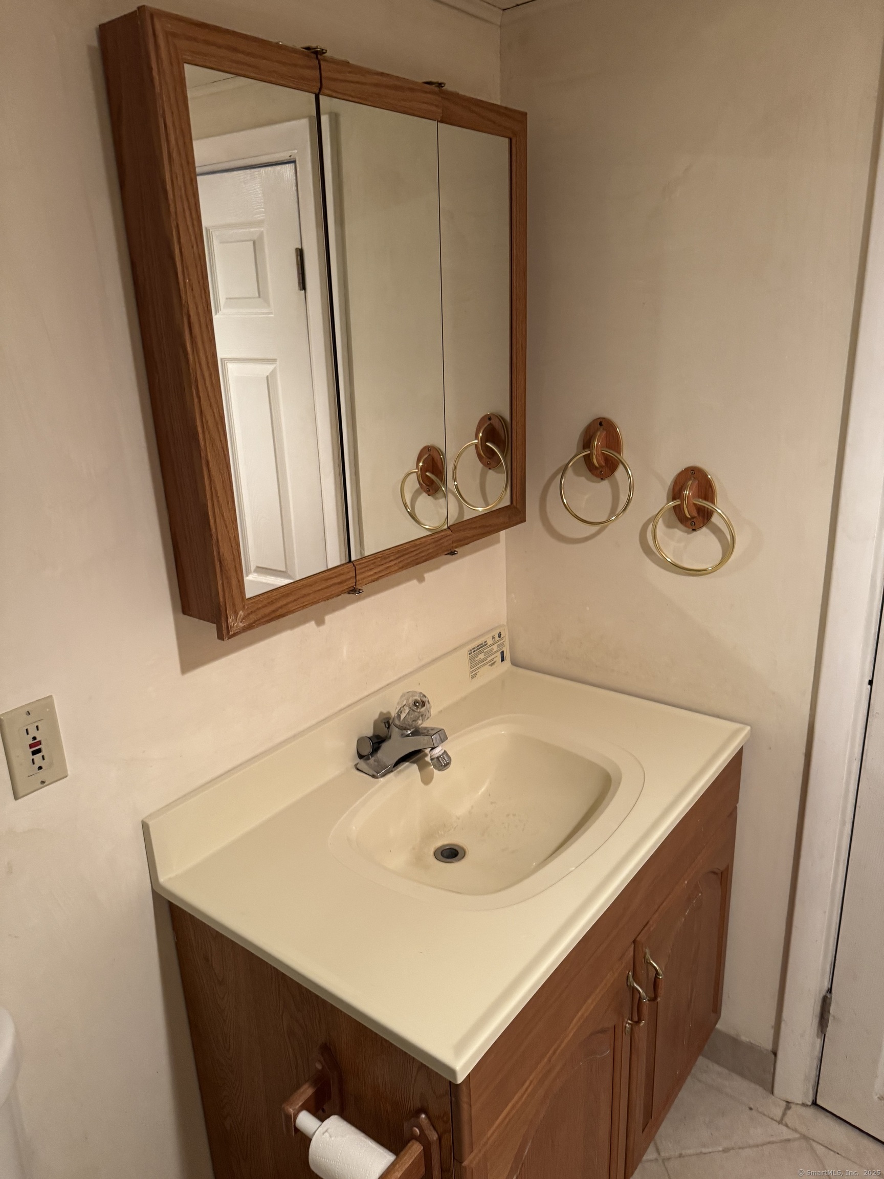 Shelton, Connecticut 06484, United States, 2 Bedrooms Bedrooms, ,1 BathroomBathrooms,Residential,Pending,160279