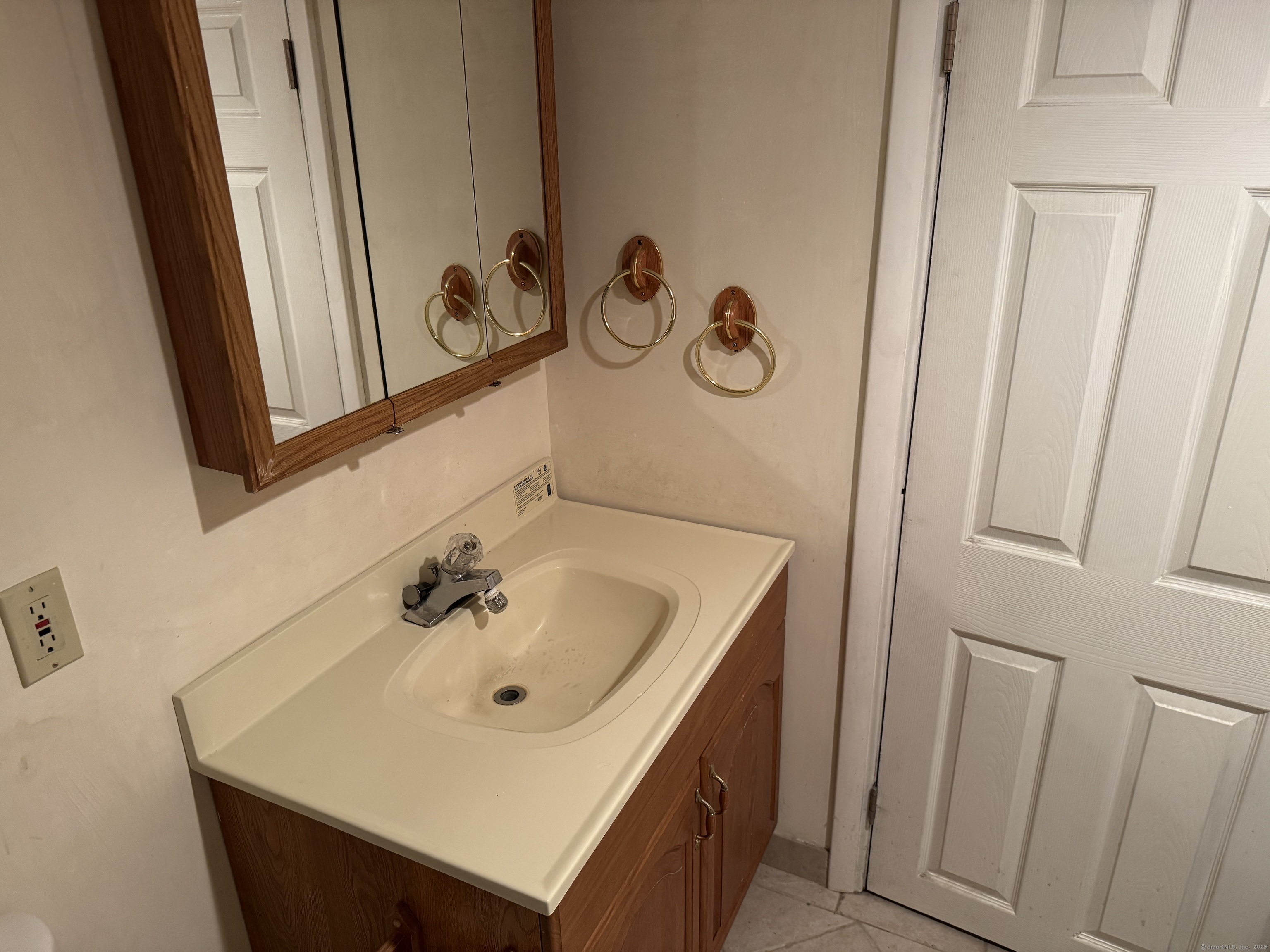 Shelton, Connecticut 06484, United States, 2 Bedrooms Bedrooms, ,1 BathroomBathrooms,Residential,Pending,160279