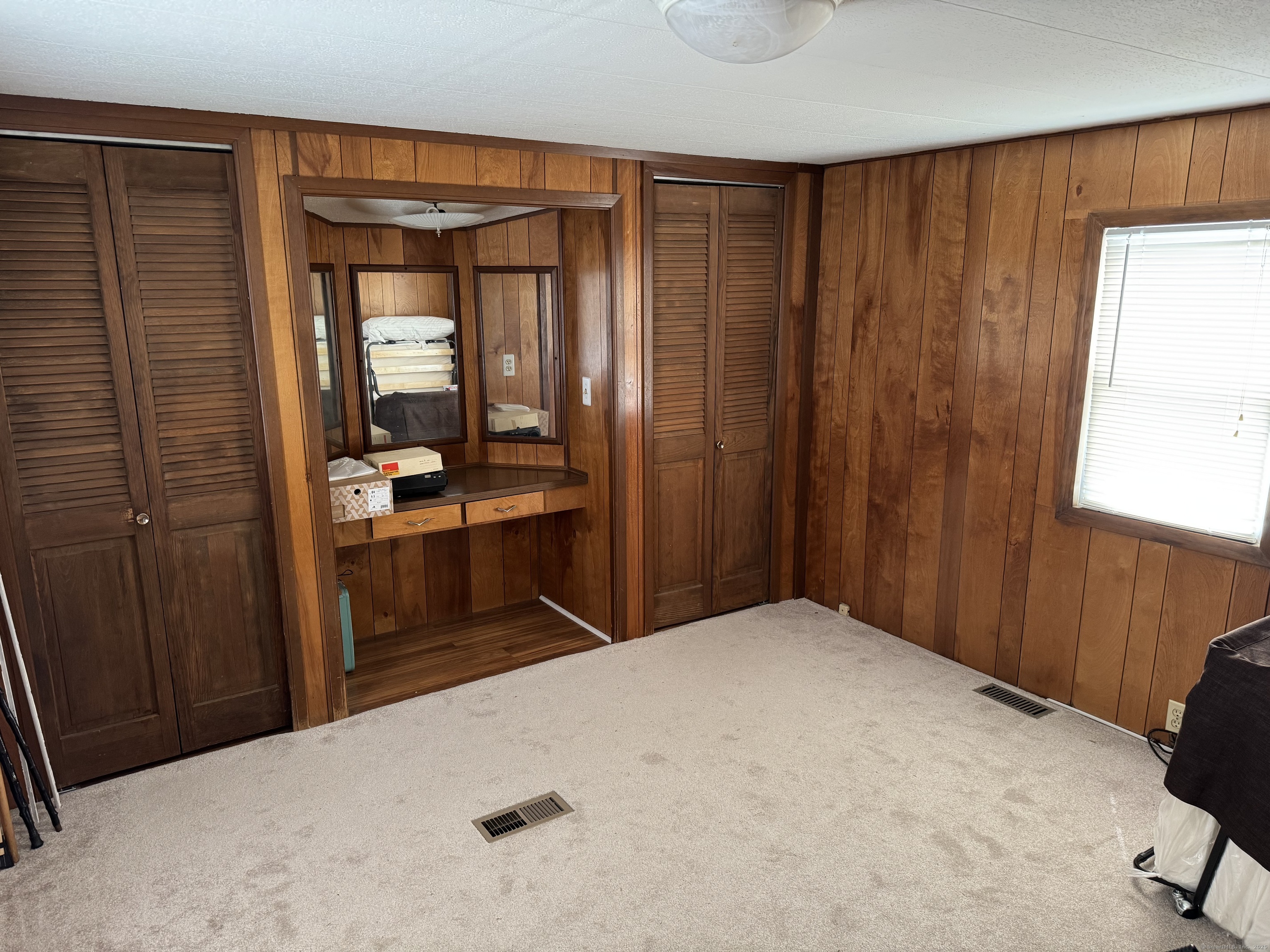 Shelton, Connecticut 06484, United States, 2 Bedrooms Bedrooms, ,1 BathroomBathrooms,Residential,Pending,160279