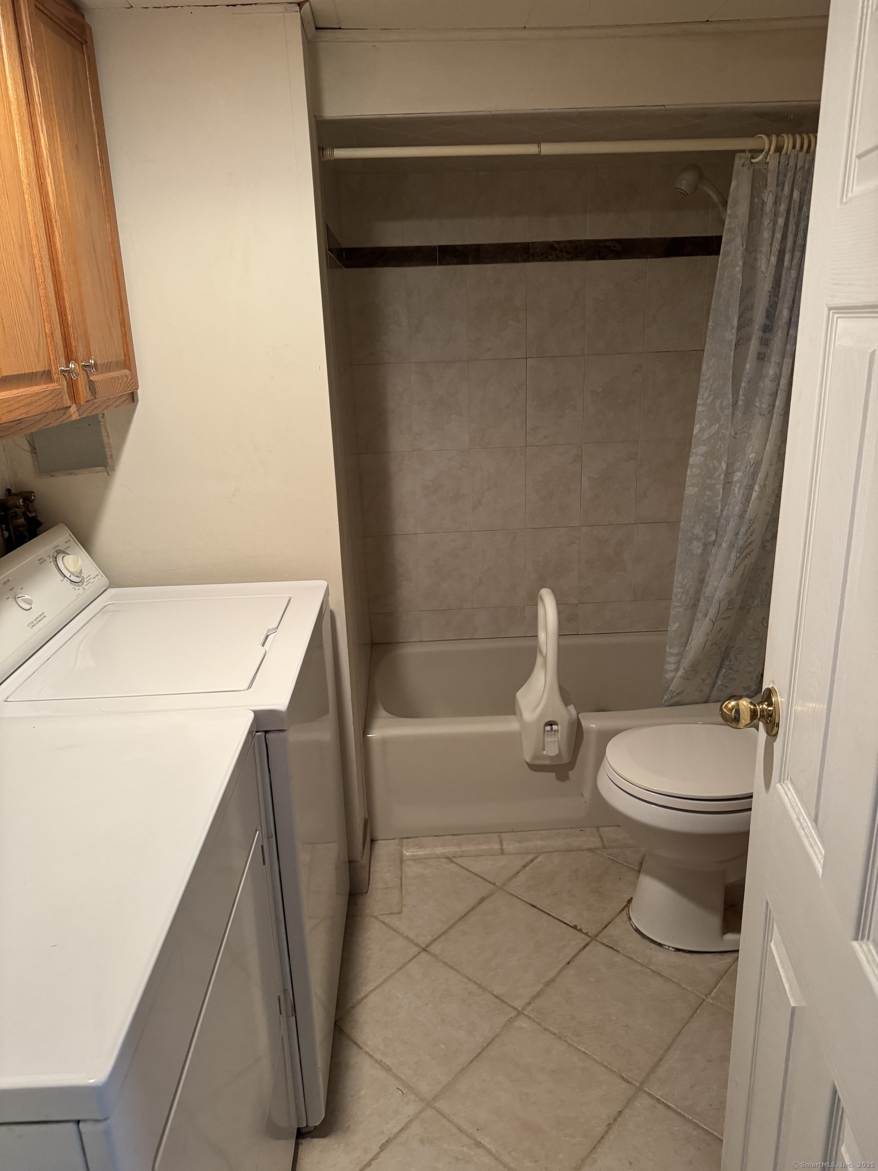 Shelton, Connecticut 06484, United States, 2 Bedrooms Bedrooms, ,1 BathroomBathrooms,Residential,Pending,160279