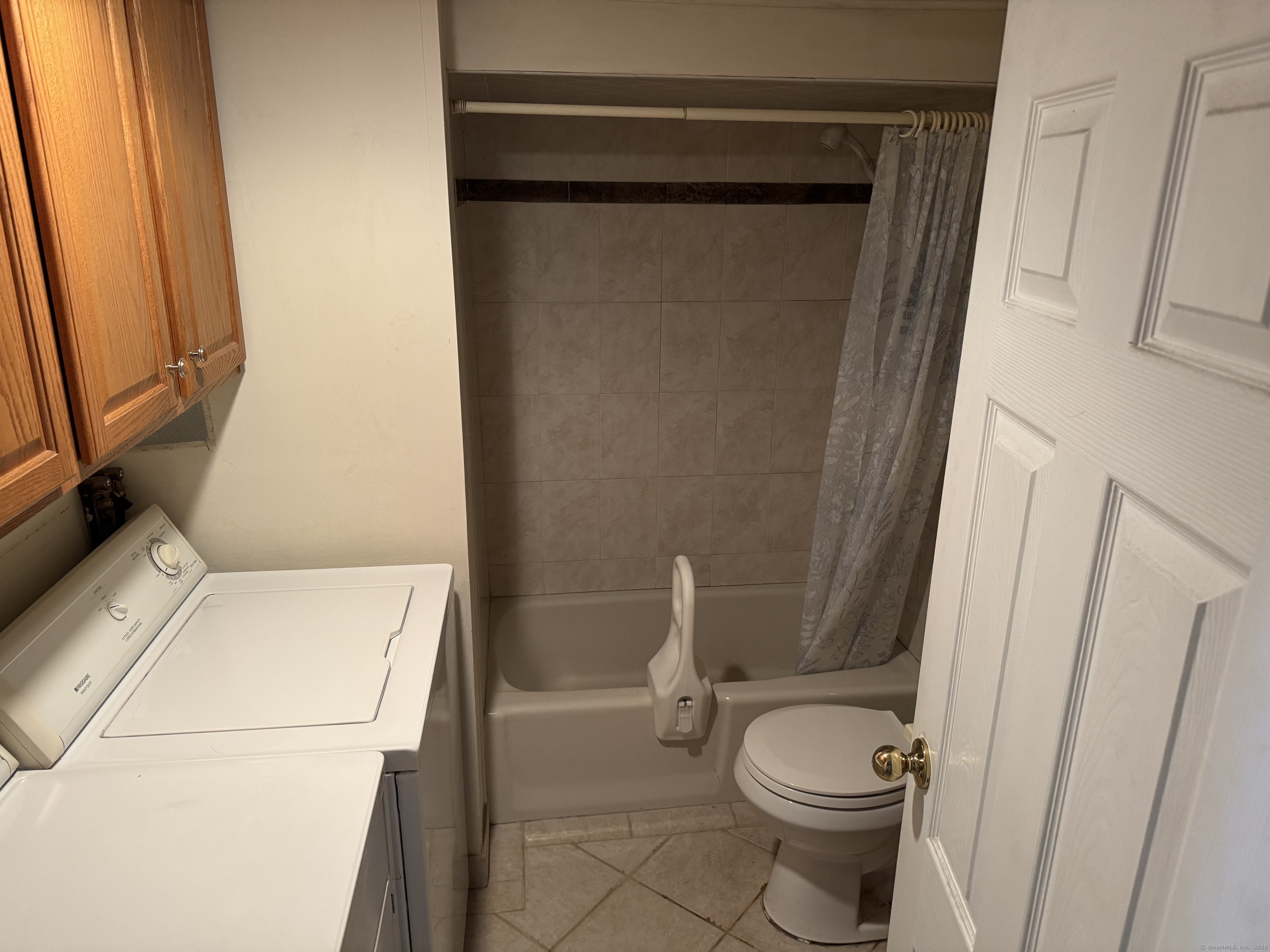 Shelton, Connecticut 06484, United States, 2 Bedrooms Bedrooms, ,1 BathroomBathrooms,Residential,Pending,160279