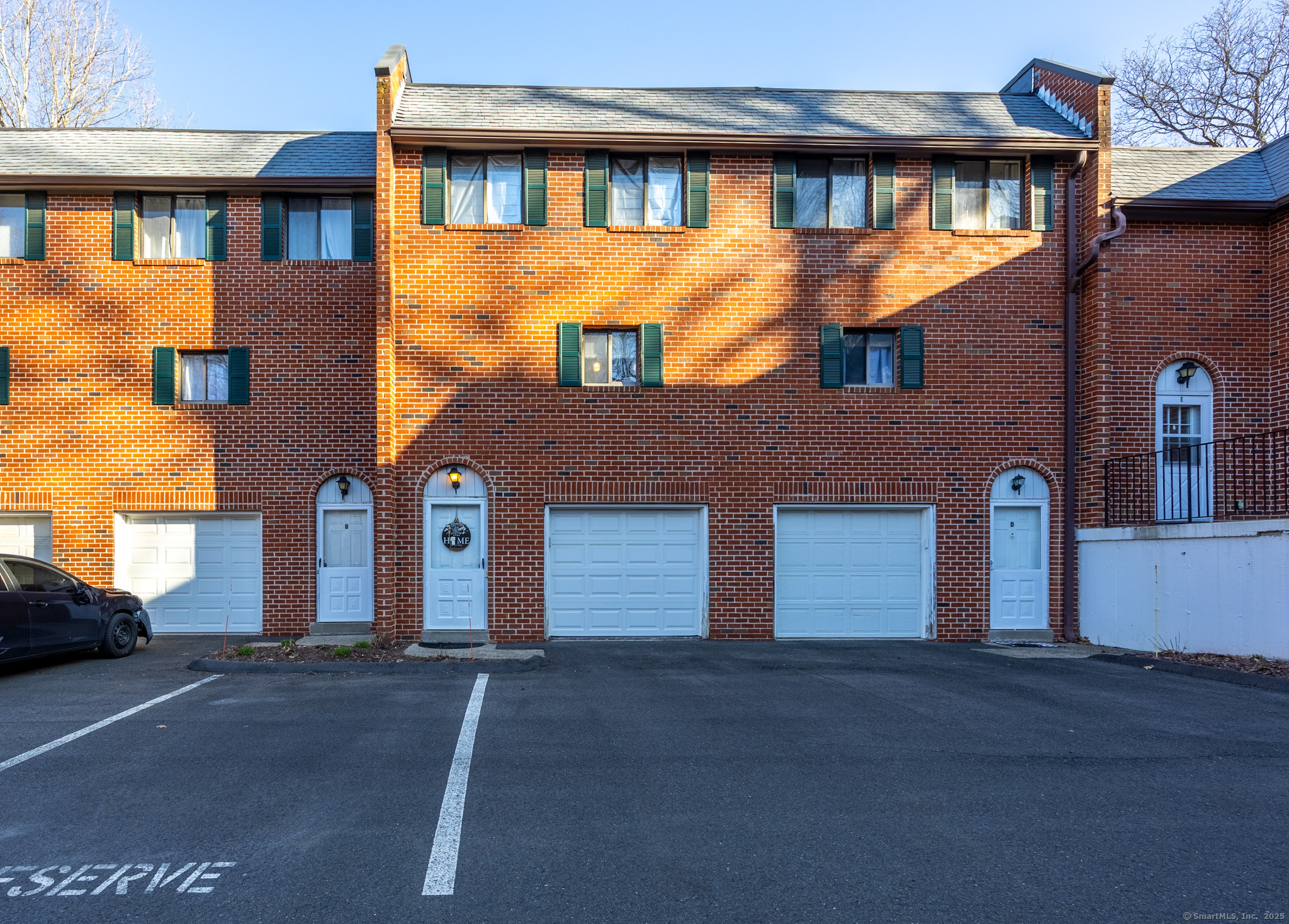 Darling Street 42C, Southington, Connecticut - 2 Bedrooms  
2 Bathrooms  
5 Rooms - 