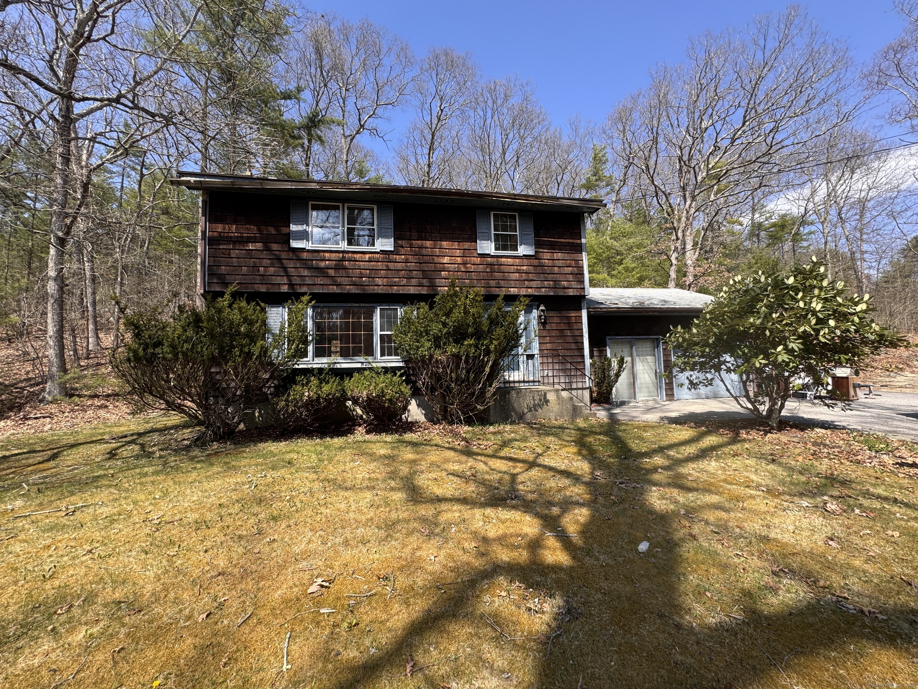 5 Mile River Road, Putnam, Connecticut - 3 Bedrooms  
2 Bathrooms  
6 Rooms - 
