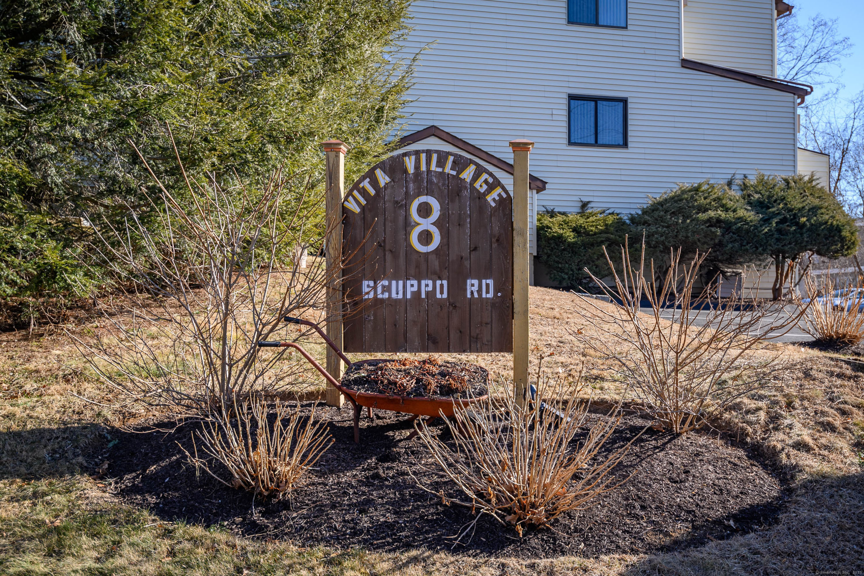 Scuppo Road Apt 5, Danbury, Connecticut - 2 Bedrooms  
2 Bathrooms  
4 Rooms - 