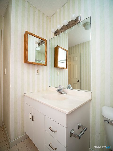 Tiny photo for 1414 Whitney Avenue #APT E3, Hamden, CT 06517 (MLS # 24157341)