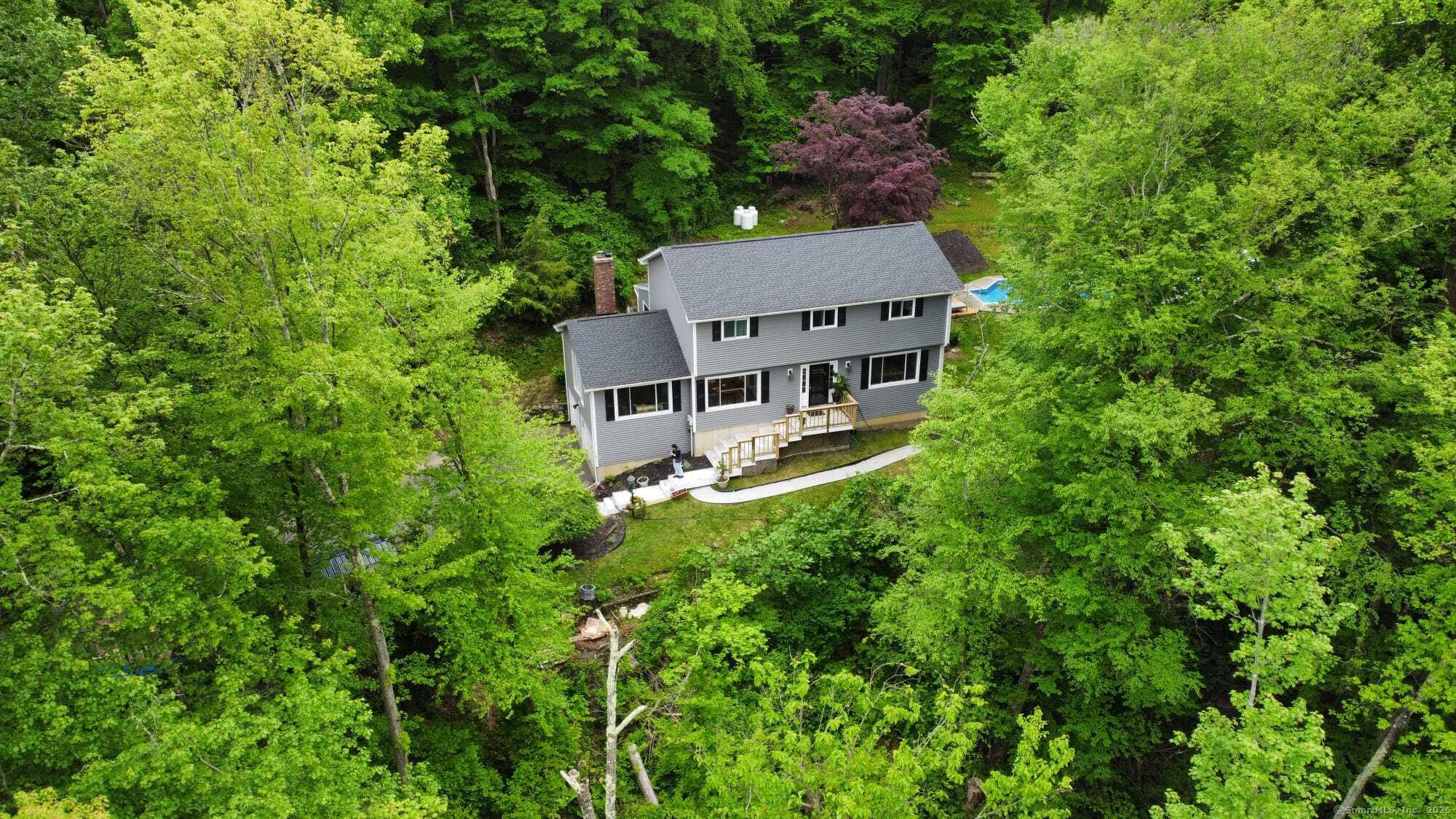 Glenview Drive, Sherman, Connecticut - 4 Bedrooms  
3 Bathrooms  
8 Rooms - 