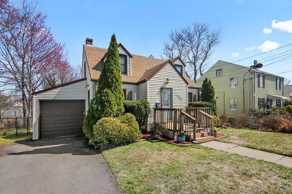 S Quaker Lane, West Hartford, Connecticut - 3 Bedrooms  
1 Bathrooms  
6 Rooms - 