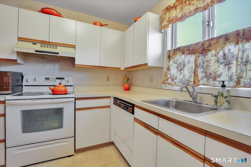 Photo of 827 Oronoke Road #APT 5-1, Waterbury, CT 06708 (MLS # 24148681)