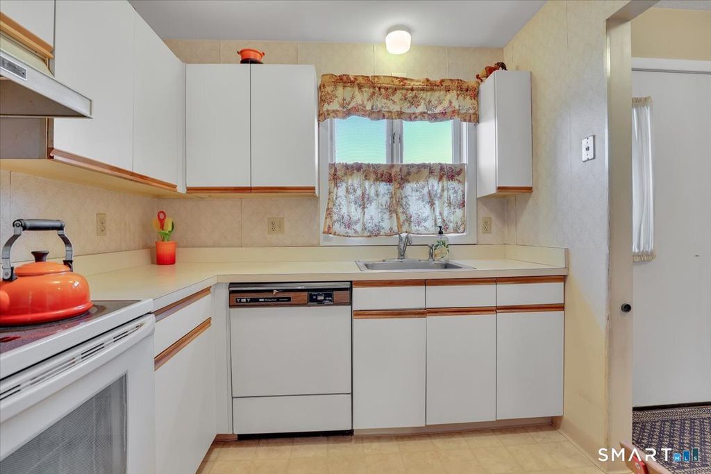 Photo of 827 Oronoke Road #APT 5-1, Waterbury, CT 06708 (MLS # 24148681)