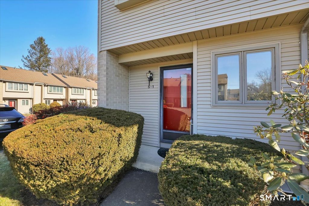 Photo of 827 Oronoke Road #APT 5-1, Waterbury, CT 06708 (MLS # 24148681)