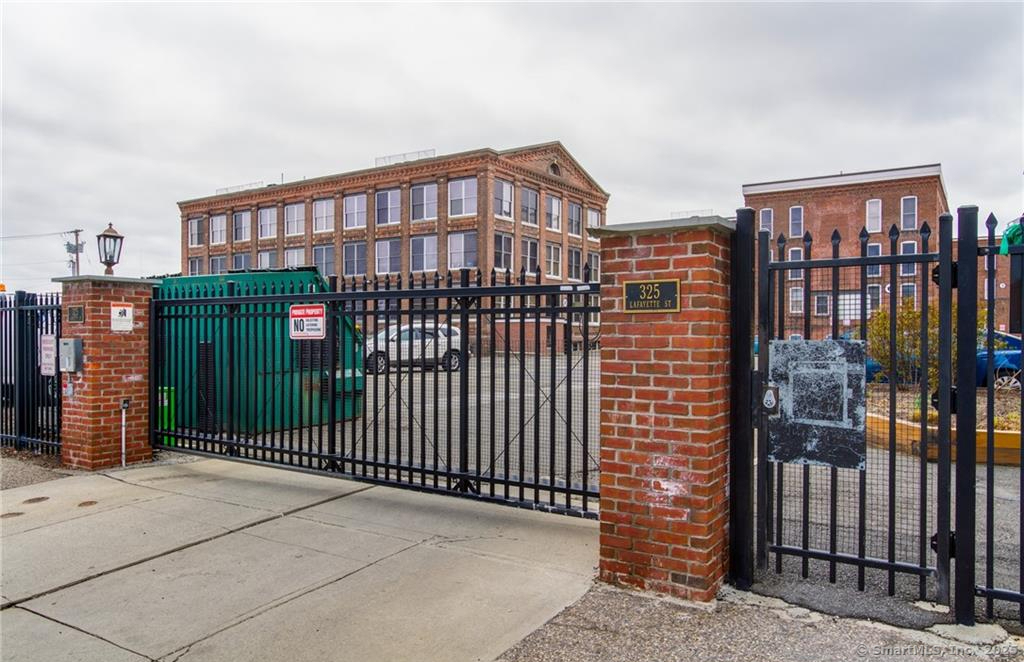Rental Property at Lafayette Street 2204, Bridgeport, Connecticut - Bedrooms: 2 
Bathrooms: 2 
Rooms: 5  - $1,800 MO.