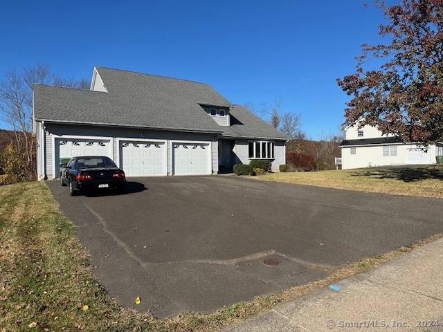 19 Shadow Court, Middletown, Connecticut - 3 Bedrooms  
3 Bathrooms  
8 Rooms - 