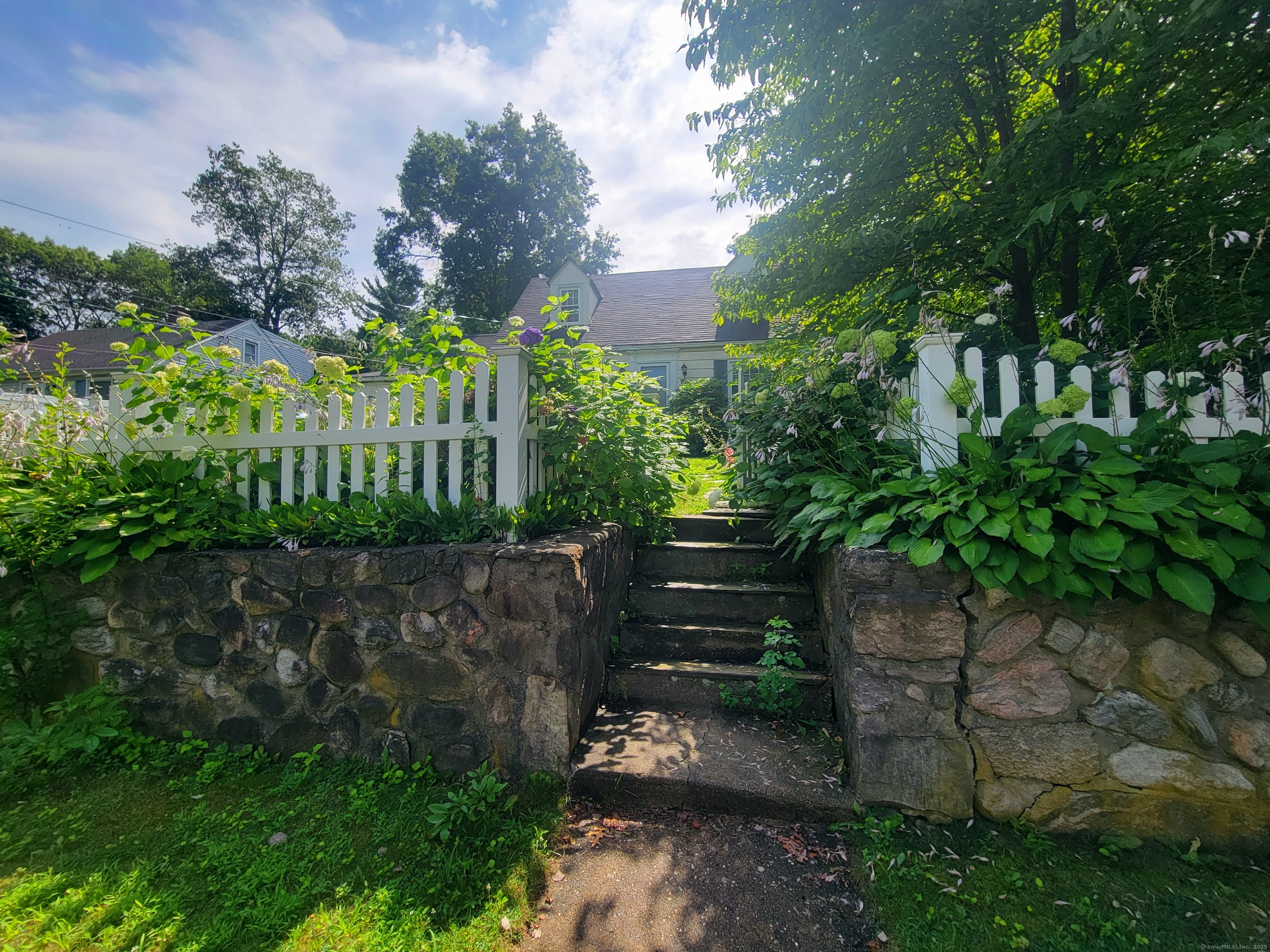 99 Woodbury Avenue
