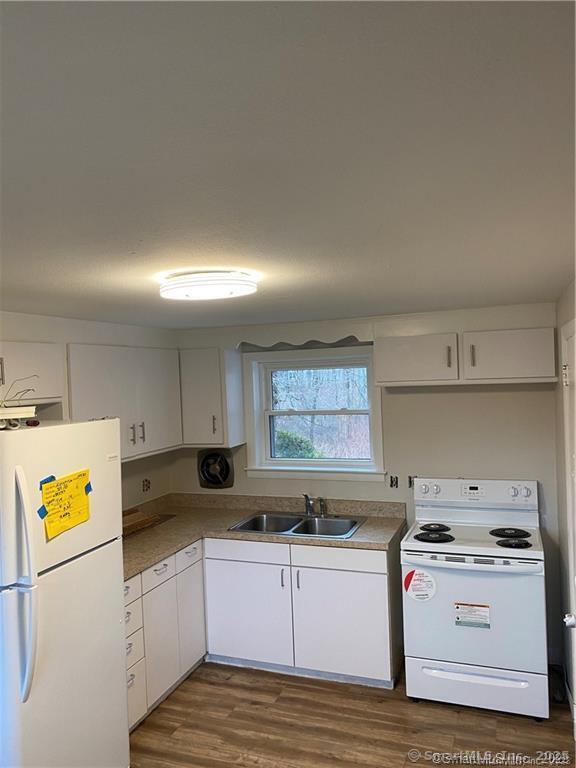 Rental Property at Hartford Avenue 7, Newington, Connecticut - Bedrooms: 2 
Bathrooms: 1 
Rooms: 4  - $1,750 MO.