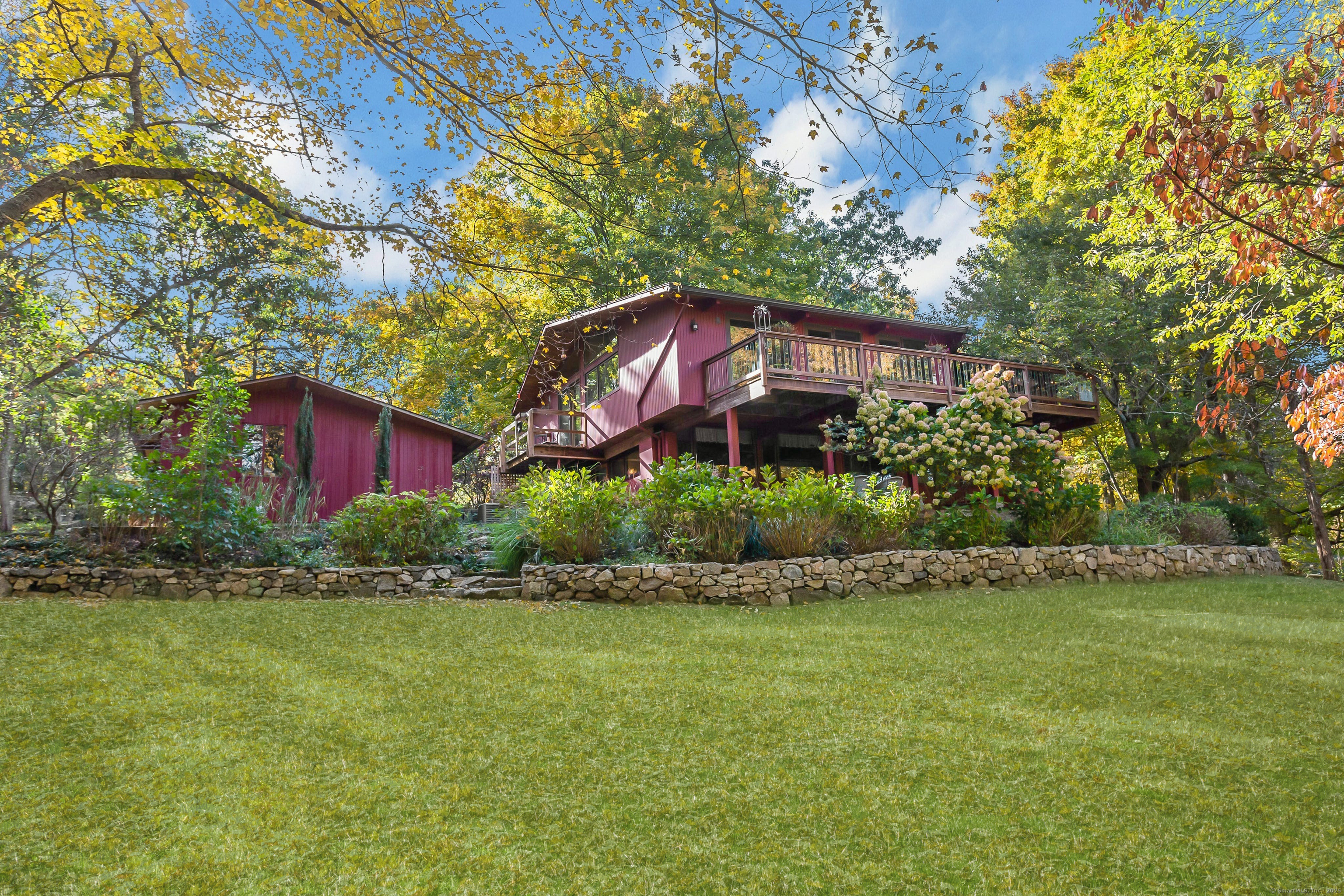 235 Whipstick Road, Wilton, Connecticut - 4 Bedrooms  
2 Bathrooms  
7 Rooms - 