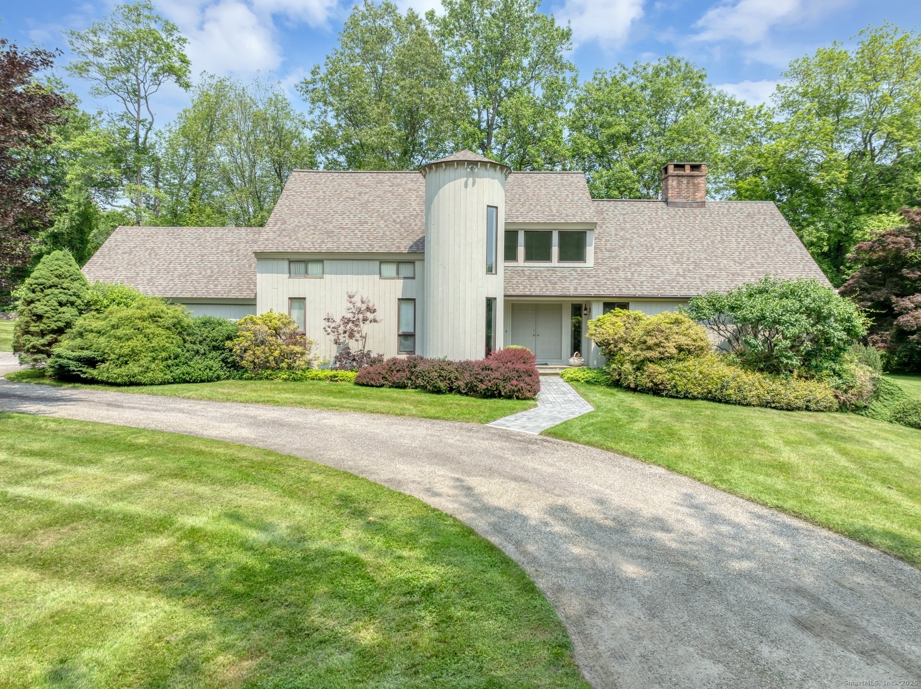Farview Farm Road, Redding, Connecticut - 4 Bedrooms  
3 Bathrooms  
8 Rooms - 