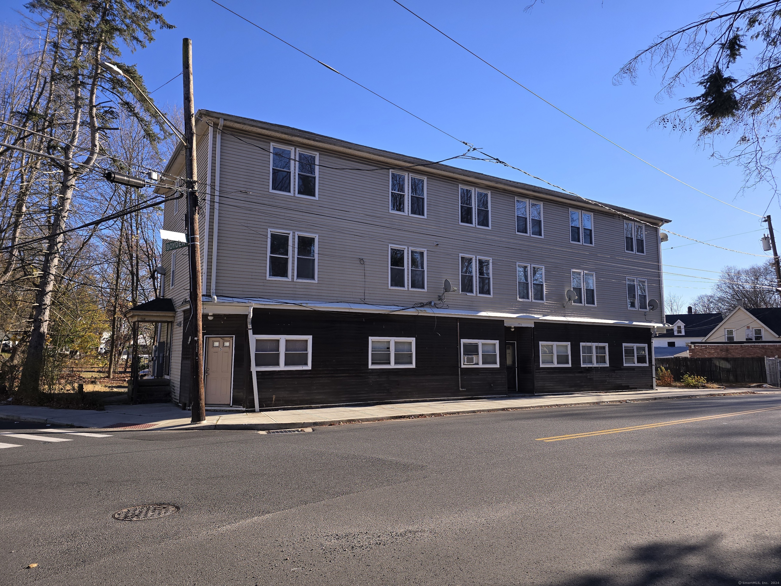 158 Boyden Street 10, Waterbury, Connecticut - 2 Bedrooms  
1 Bathrooms  
5 Rooms - 