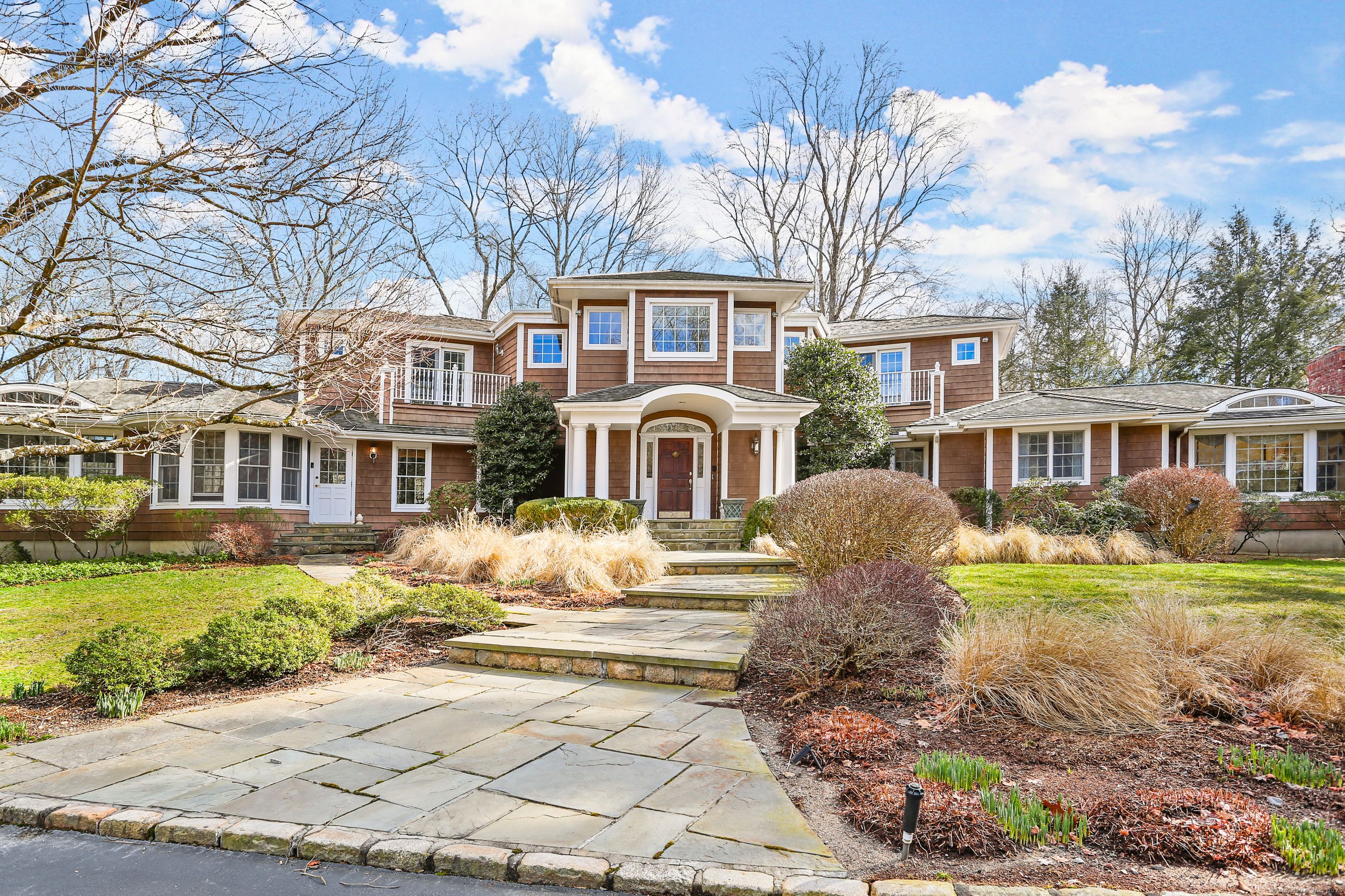 41 Lake Wind Road, New Canaan, Connecticut - 5 Bedrooms  
6 Bathrooms  
11 Rooms - 