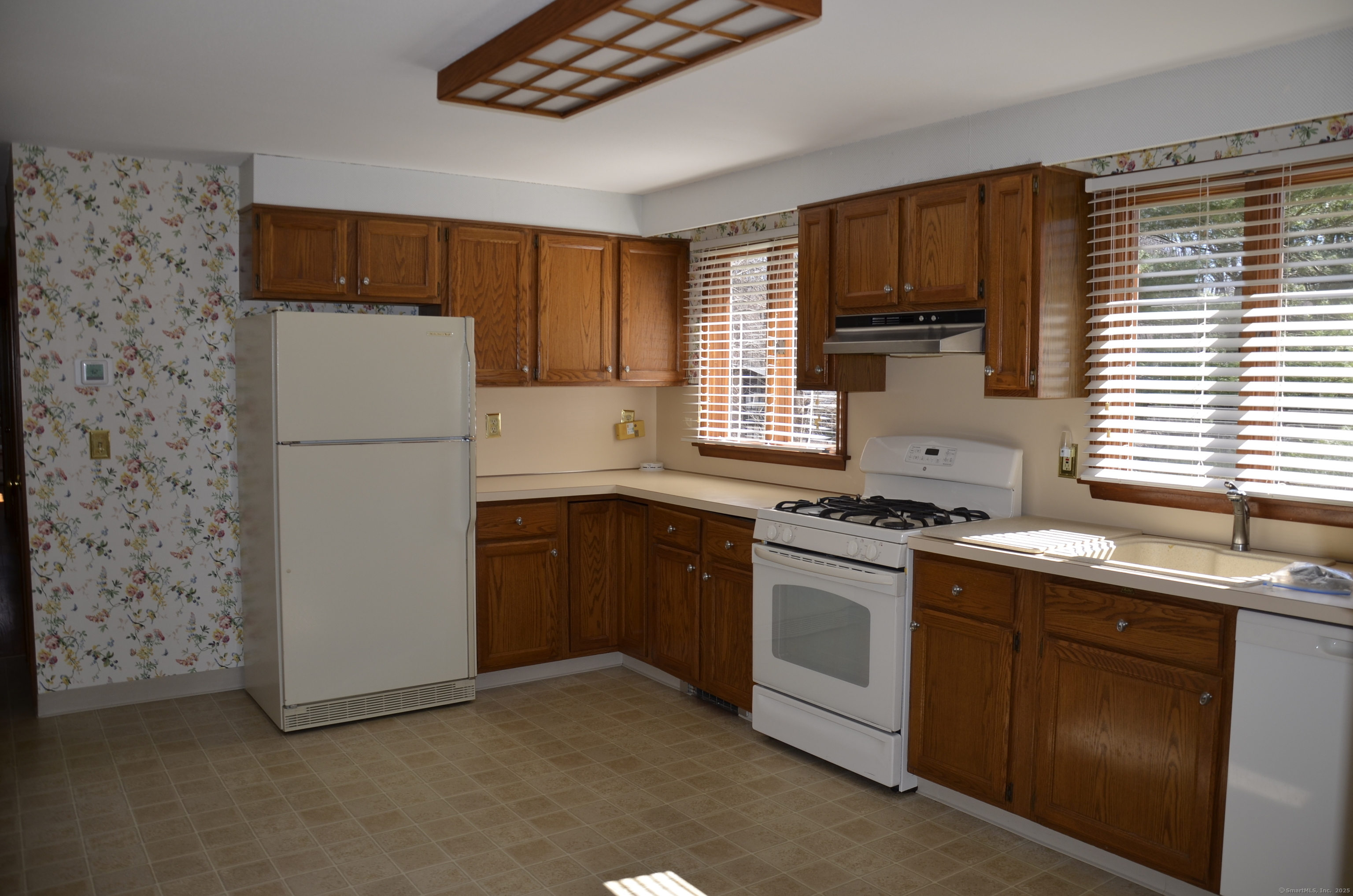15 Burnwood Drive, Bloomfield, Connecticut image 5