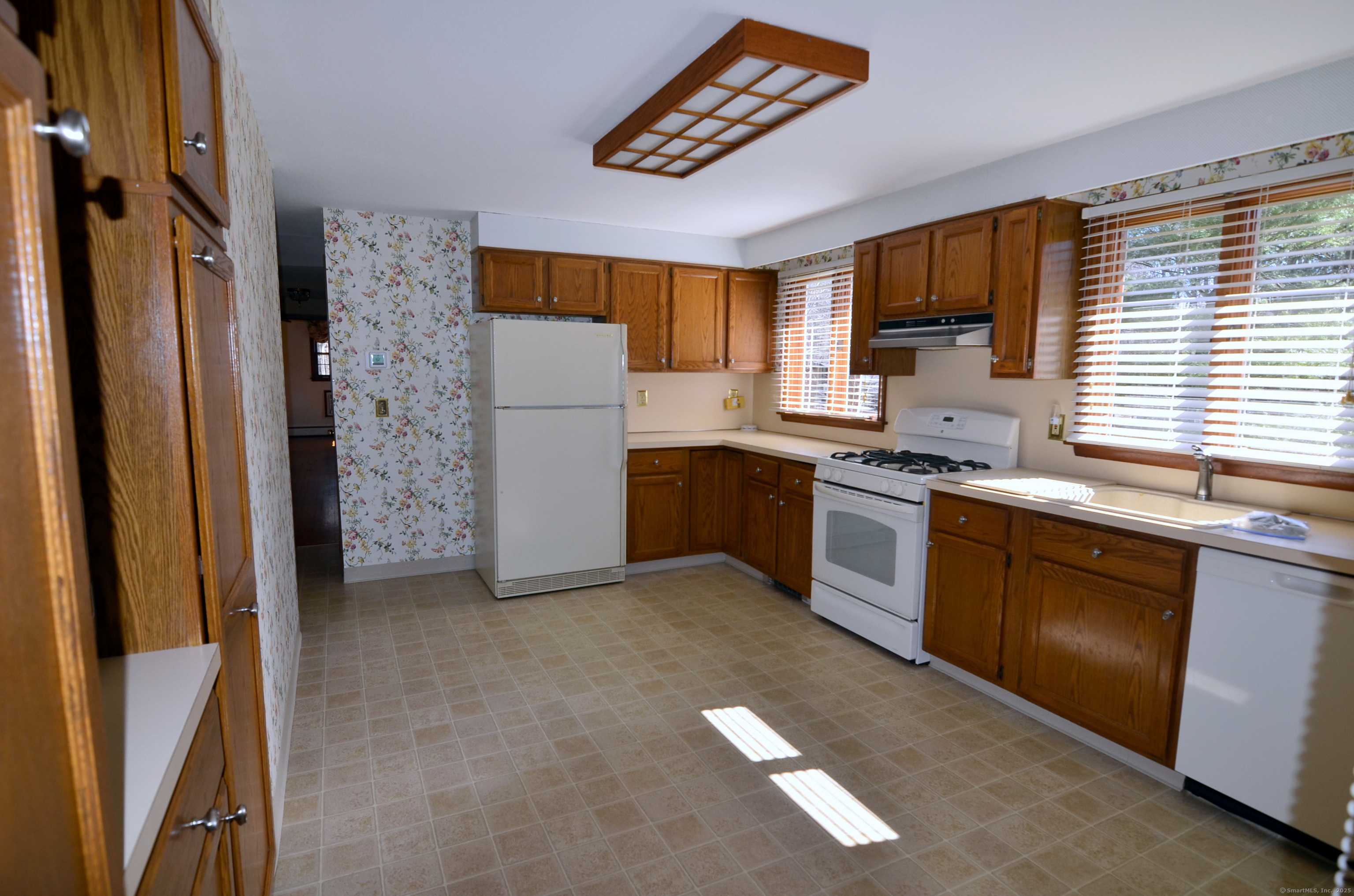 15 Burnwood Drive, Bloomfield, Connecticut image 4