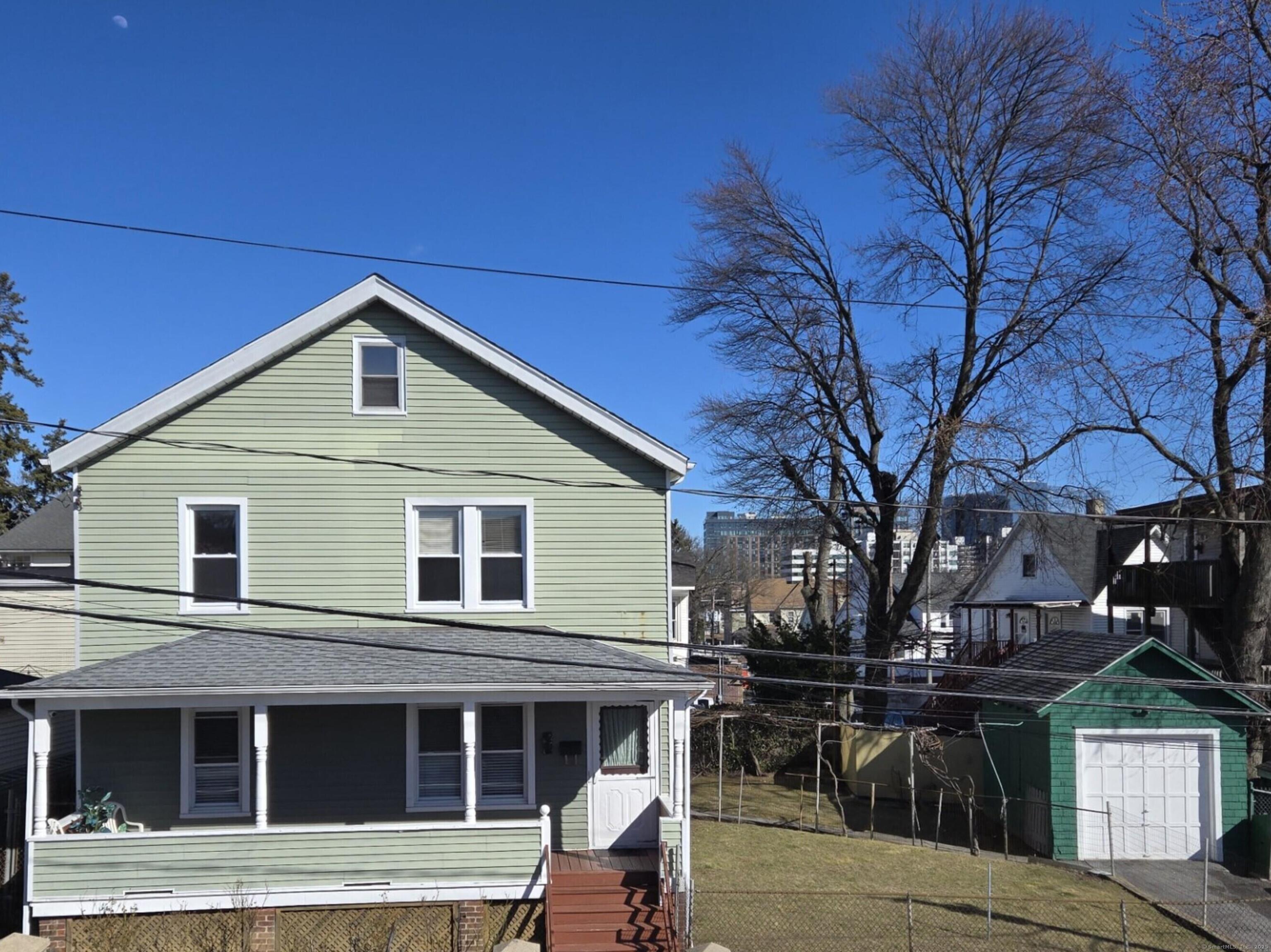 Alden Street, Stamford, Connecticut - 4 Bedrooms  
2 Bathrooms  
8 Rooms - 