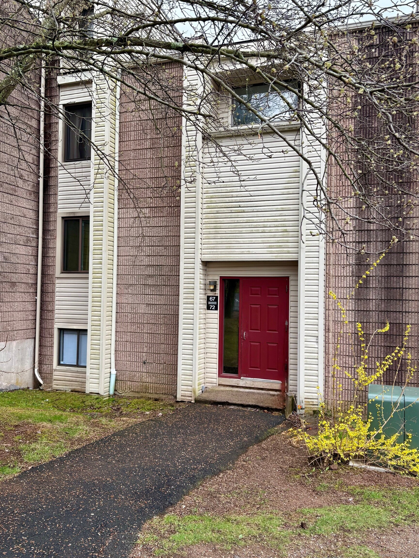 Rental Property at Burgundy Hill Lane 70, Middletown, Connecticut - Bedrooms: 1 
Bathrooms: 1 
Rooms: 3  - $1,475 MO.