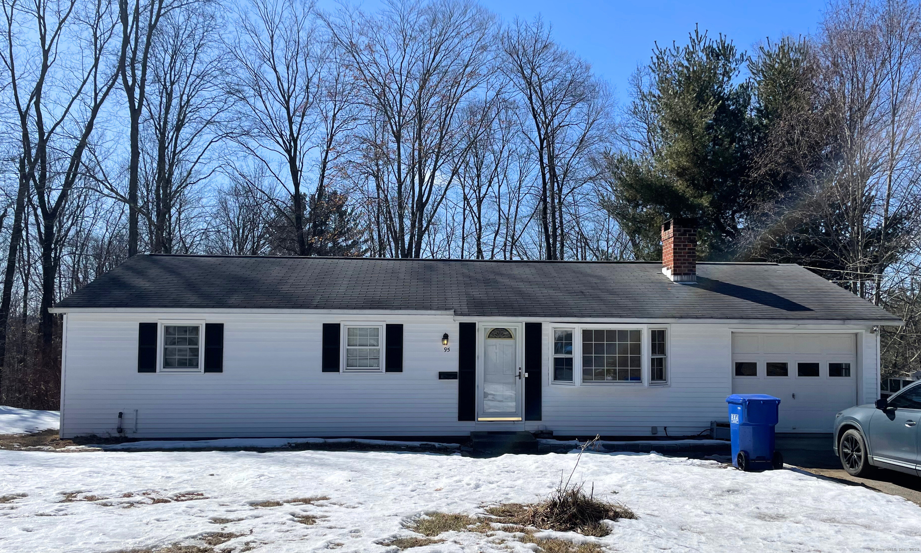 Colony Drive, Winchester, Connecticut - 3 Bedrooms  
2 Bathrooms  
5 Rooms - 