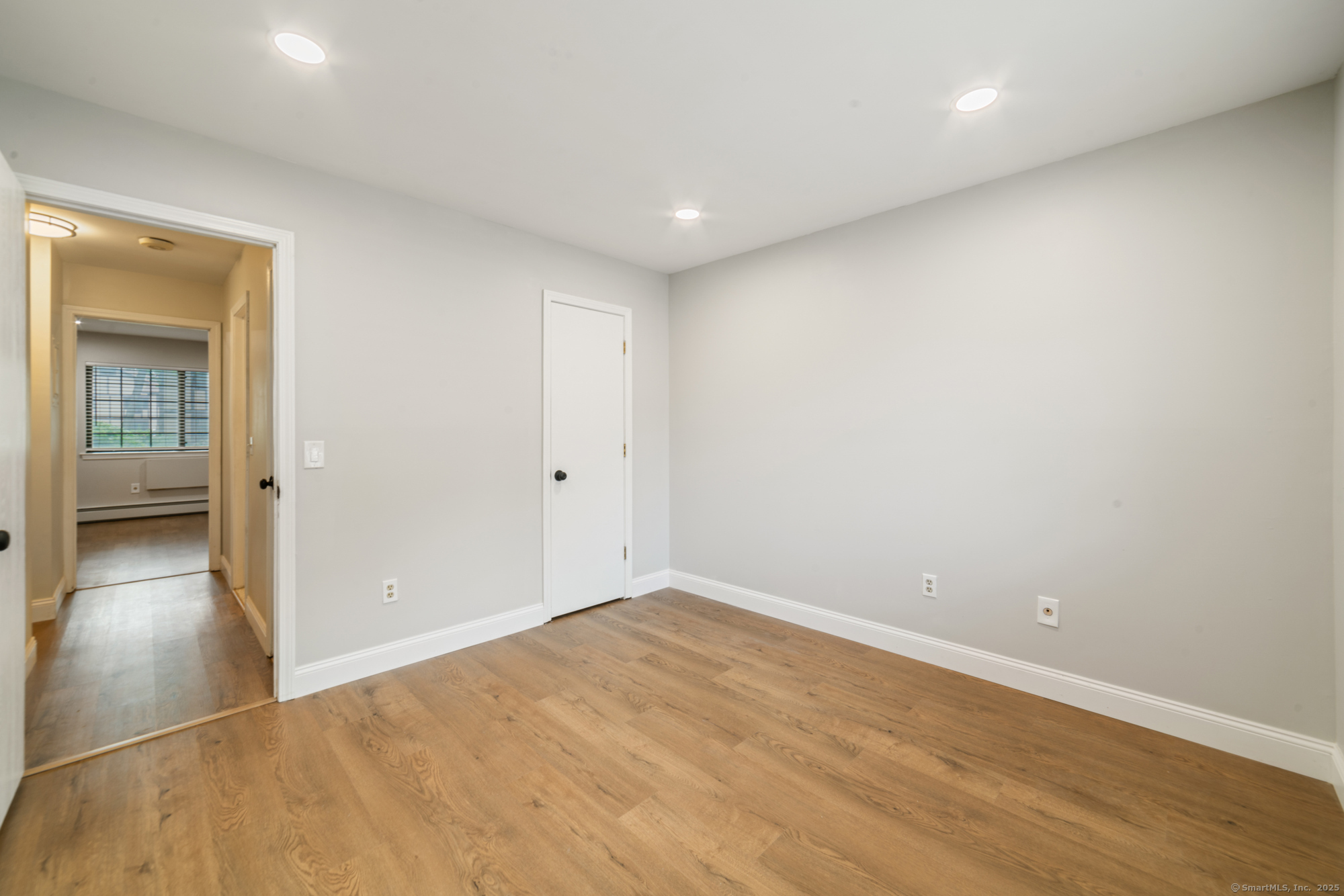 Milford, Connecticut 06461, United States, 2 Bedrooms Bedrooms, ,1 BathroomBathrooms,Residential,Active,173929