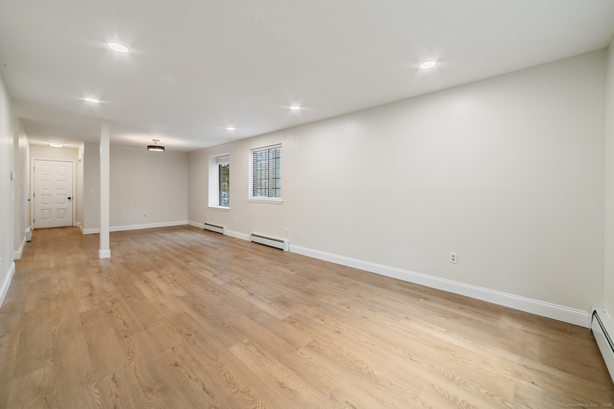 Milford, Connecticut 06461, United States, 2 Bedrooms Bedrooms, ,1 BathroomBathrooms,Residential,Active,173929