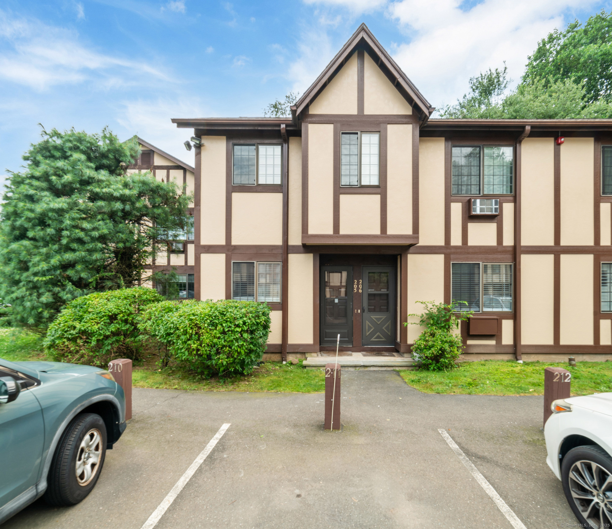 Milford, Connecticut 06461, United States, 2 Bedrooms Bedrooms, ,1 BathroomBathrooms,Residential,Active,173929