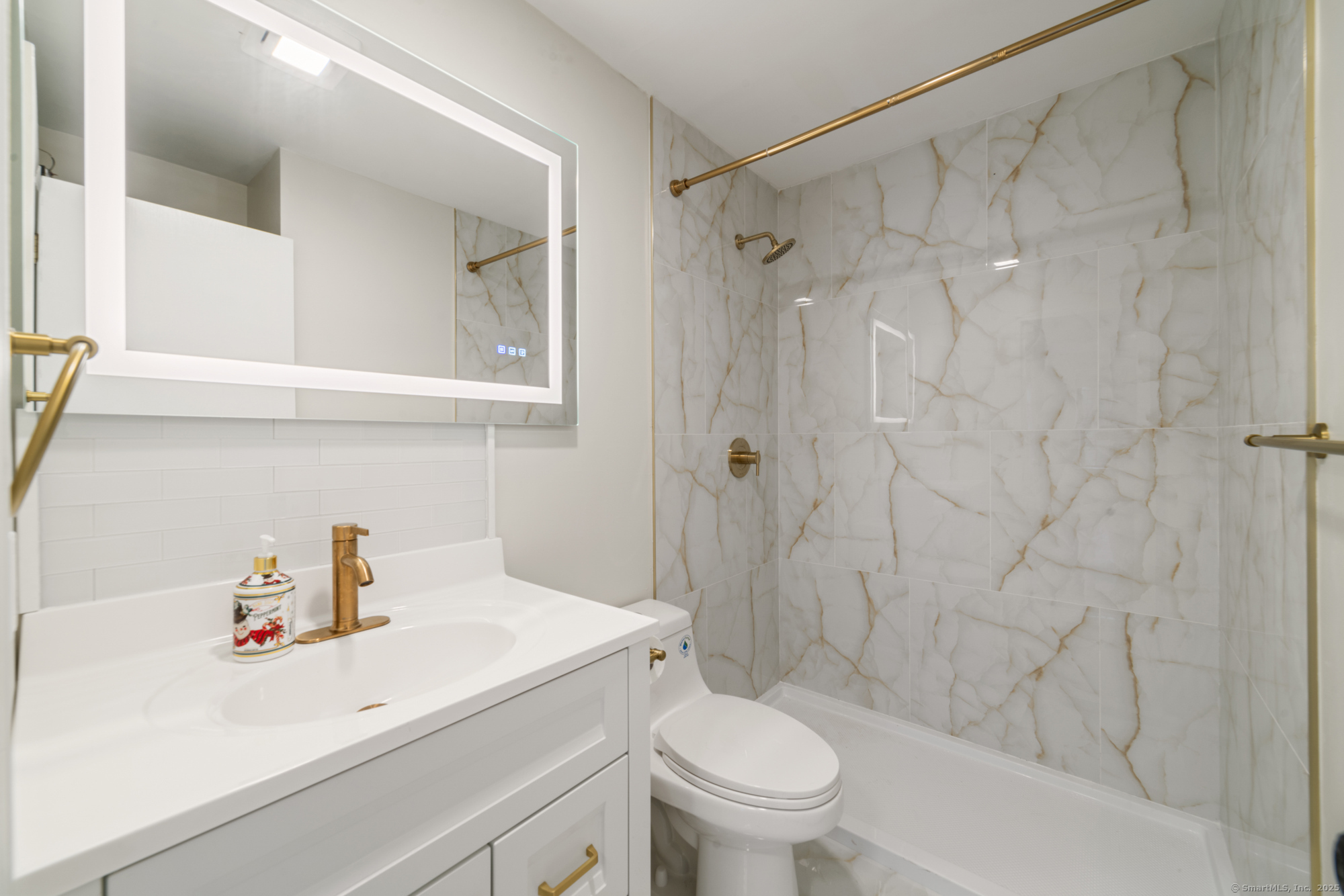 Milford, Connecticut 06461, United States, 2 Bedrooms Bedrooms, ,1 BathroomBathrooms,Residential,Active,173929