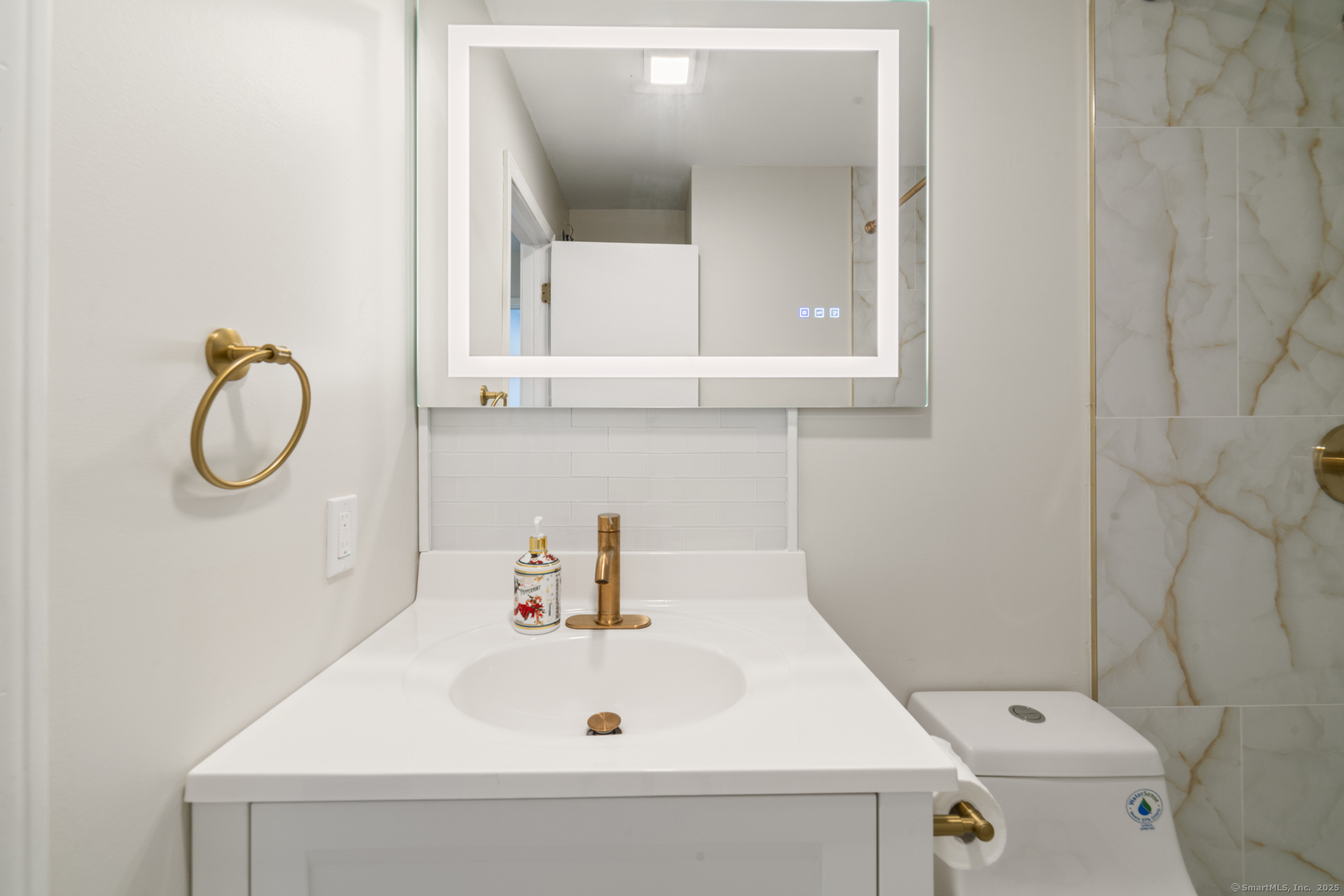 Milford, Connecticut 06461, United States, 2 Bedrooms Bedrooms, ,1 BathroomBathrooms,Residential,Active,173929