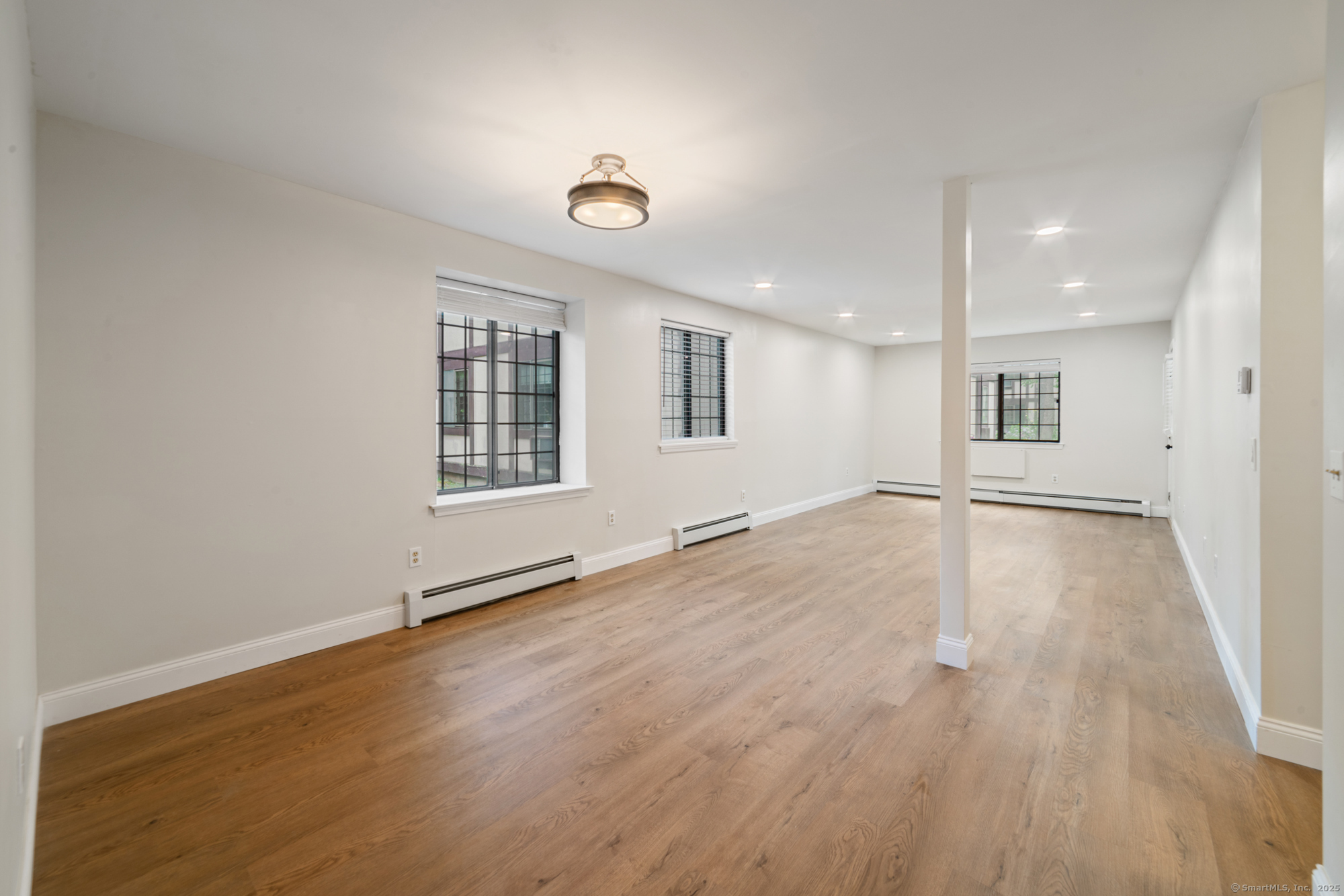 Milford, Connecticut 06461, United States, 2 Bedrooms Bedrooms, ,1 BathroomBathrooms,Residential,Active,173929