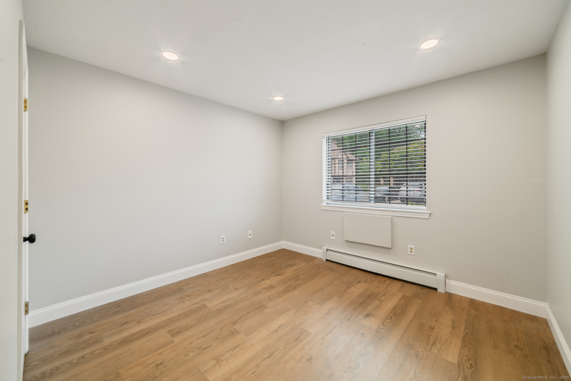 Milford, Connecticut 06461, United States, 2 Bedrooms Bedrooms, ,1 BathroomBathrooms,Residential,Active,173929