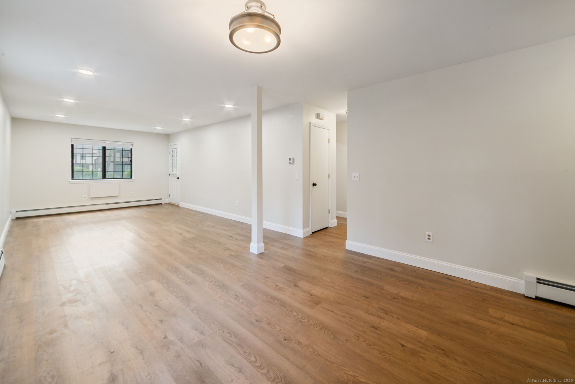 Milford, Connecticut 06461, United States, 2 Bedrooms Bedrooms, ,1 BathroomBathrooms,Residential,Active,173929