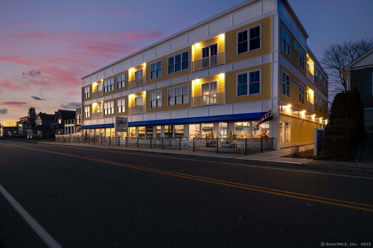 Main Street Apt 301, East Lyme, Connecticut - 3 Bedrooms  
2 Bathrooms  
6 Rooms - 