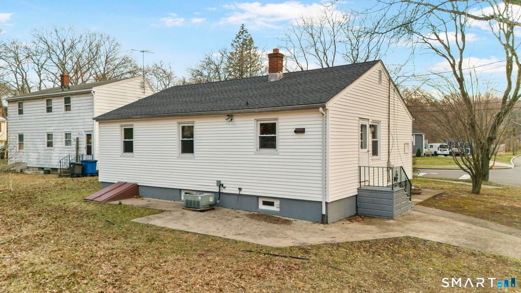 Photo of 3 Highview Lane, New Haven, CT 06513 (MLS # 24163900)