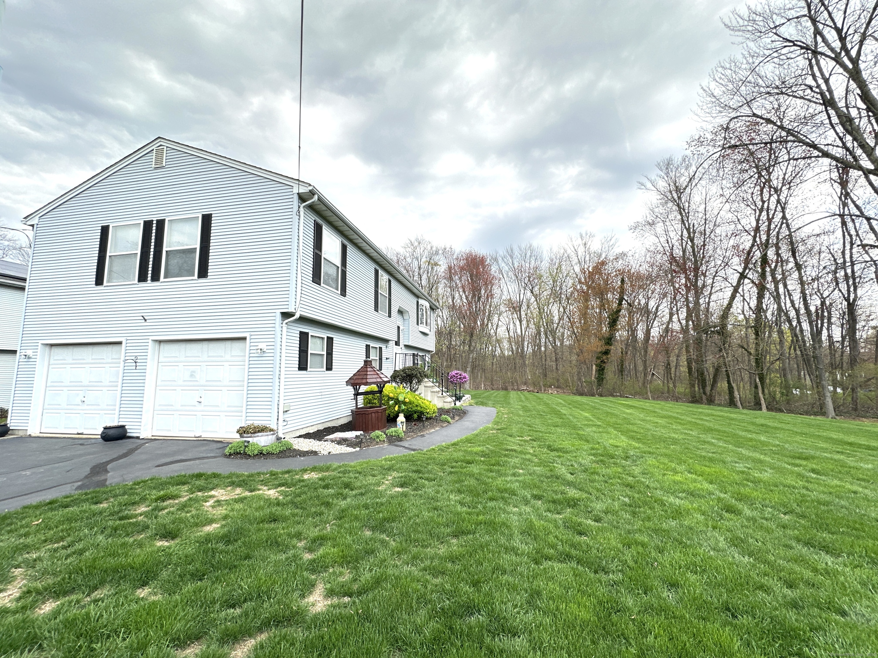 Edith Street, Windsor Locks, Connecticut - 3 Bedrooms  
2 Bathrooms  
6 Rooms - 