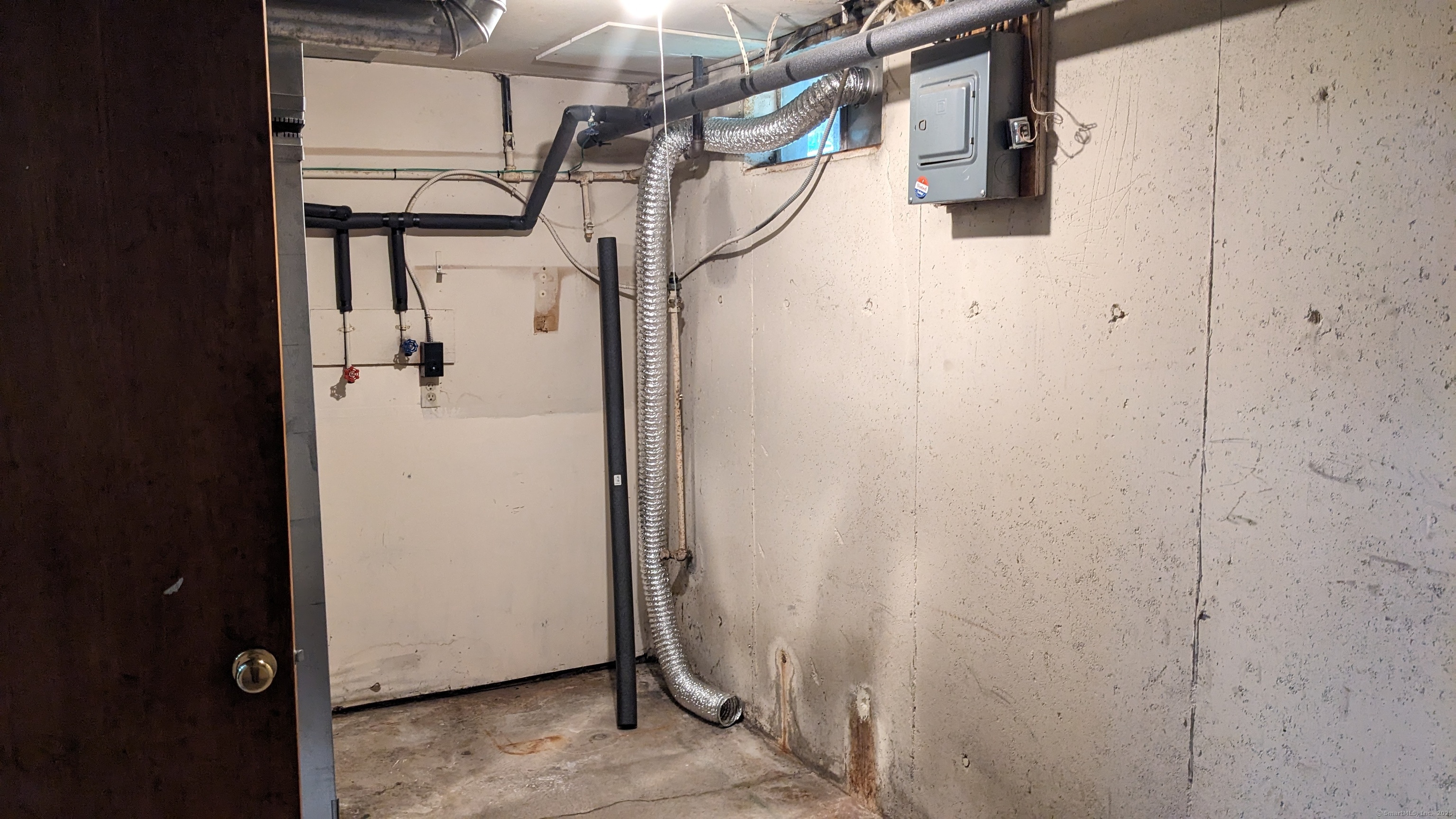 Hamden, Connecticut 06518, United States, 2 Bedrooms Bedrooms, ,2 BathroomsBathrooms,Residential,Active,176114