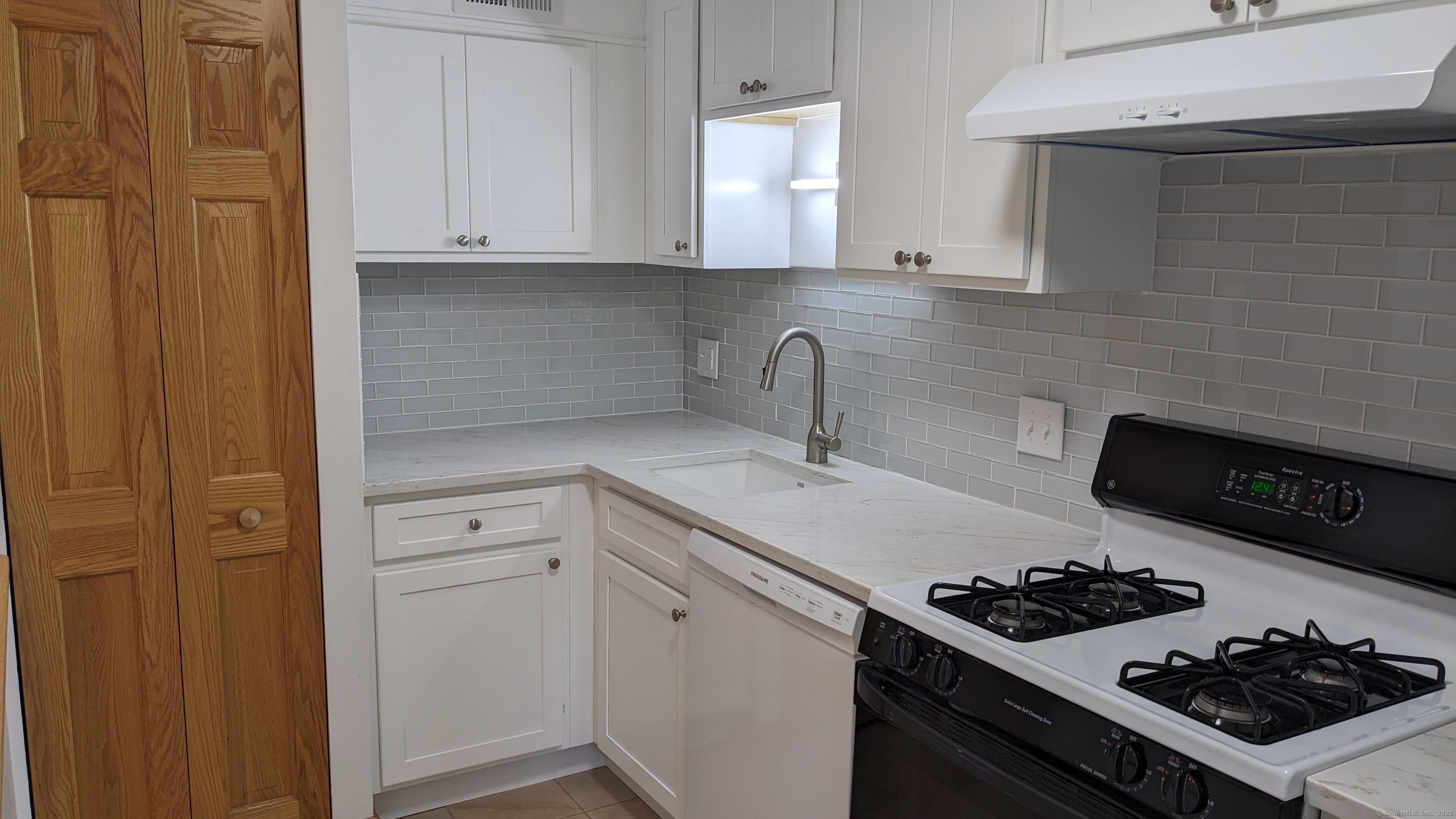 Hamden, Connecticut 06518, United States, 2 Bedrooms Bedrooms, ,2 BathroomsBathrooms,Residential,Active,176114