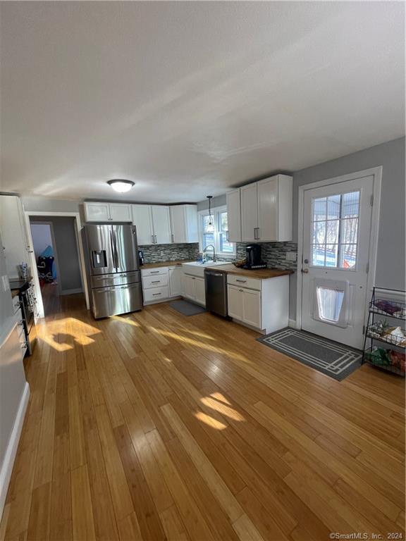 Sand Hill Road, Portland, Connecticut - 4 Bedrooms  
2 Bathrooms  
8 Rooms - 