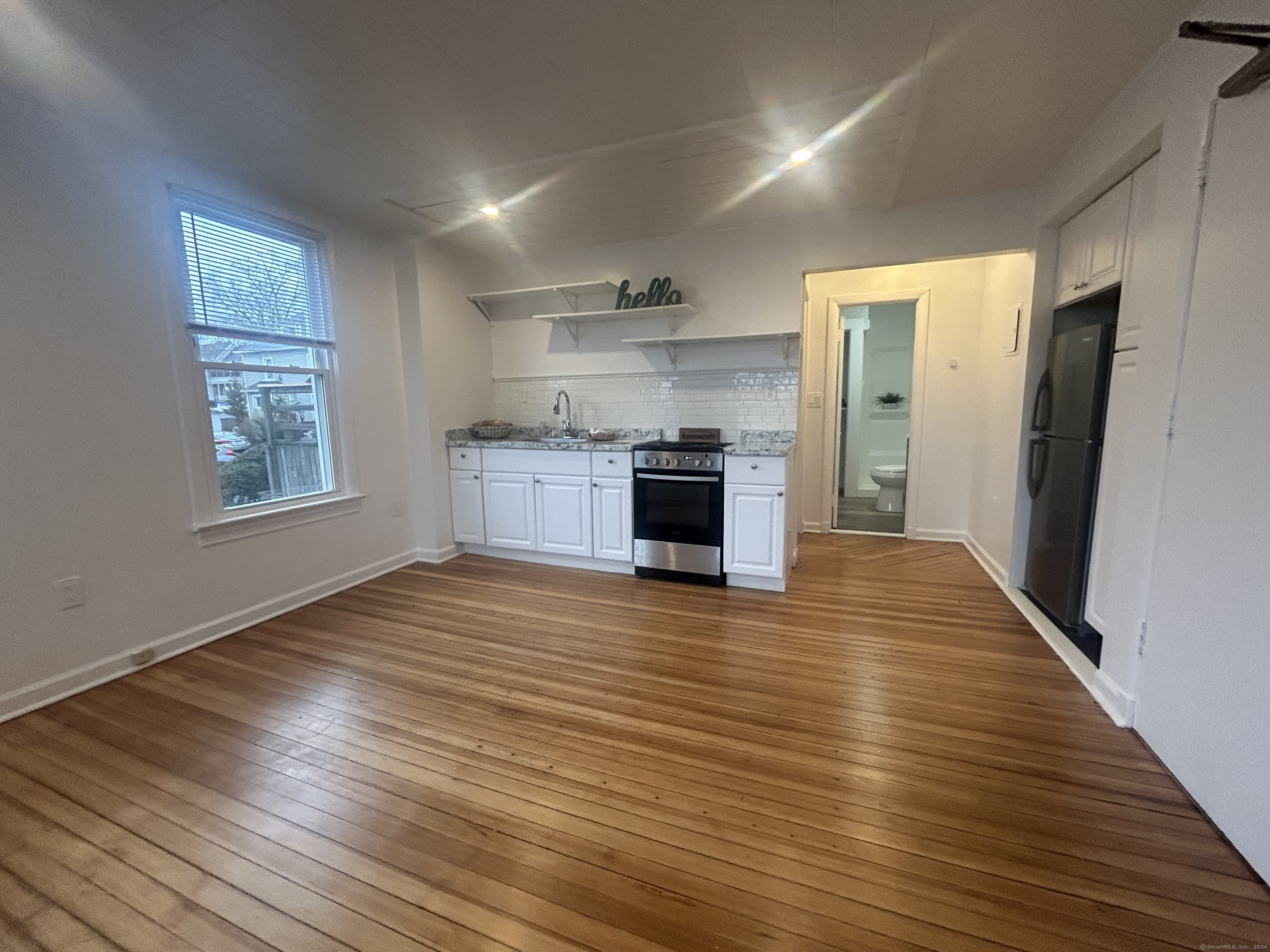 179 Montauk Avenue 2, New London, Connecticut - 1 Bedrooms  
1 Bathrooms  
3 Rooms - 