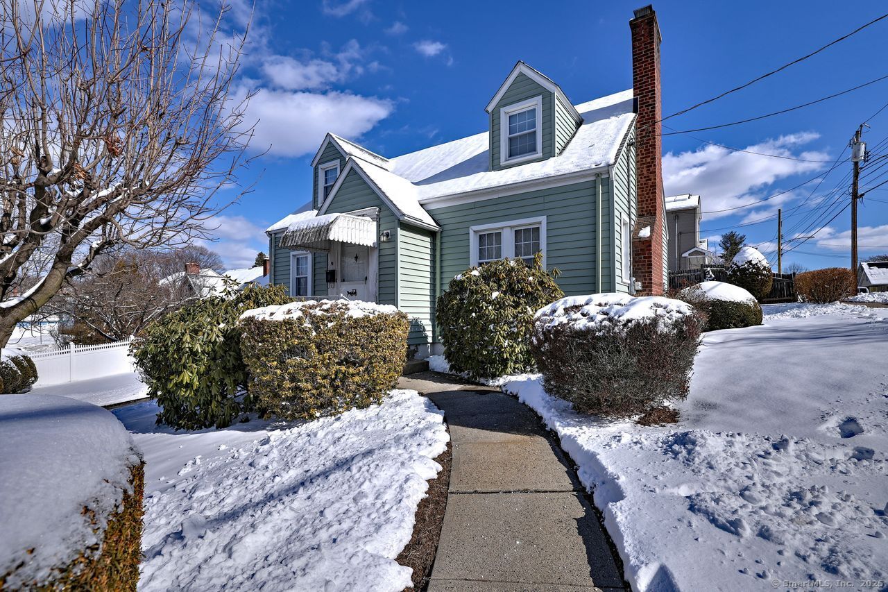 Beaver Street, Hamden, Connecticut - 3 Bedrooms  
2 Bathrooms  
6 Rooms - 