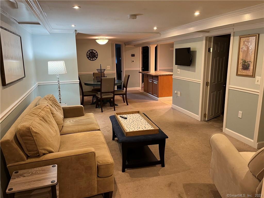 Boulder Circle, Glastonbury, Connecticut - 3 Bedrooms  
1 Bathrooms  
5 Rooms - 