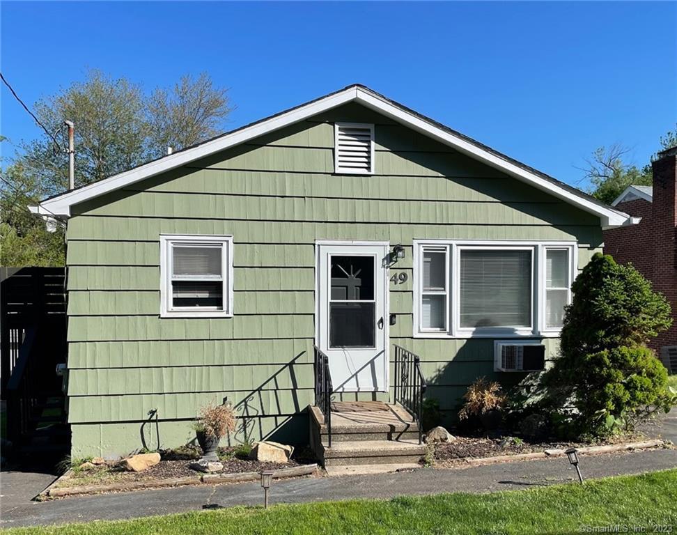 Homeside Avenue, West Haven, Connecticut - 5 Bedrooms  
2 Bathrooms  
8 Rooms - 